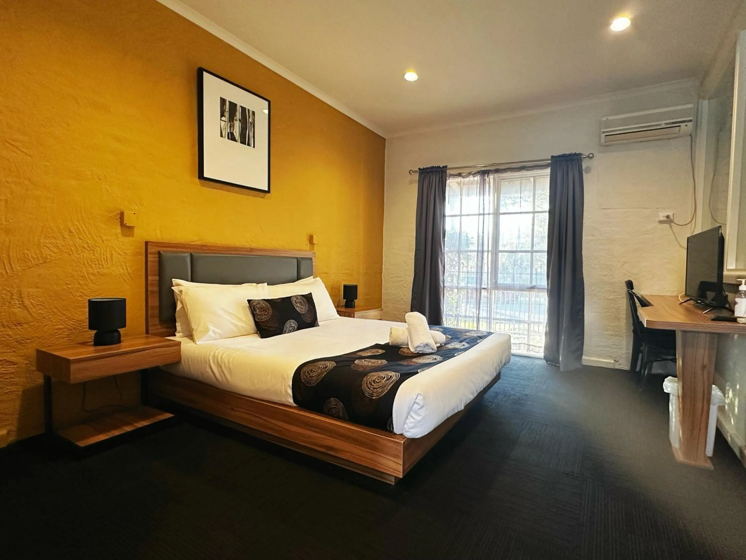 Bed in Greensborough Motel