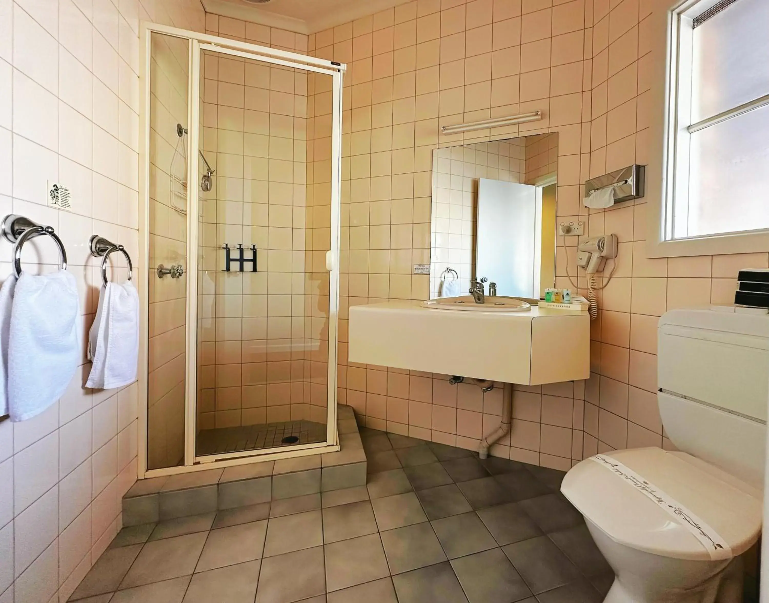 Standard Twin Room in Greensborough Motel Standard Twin Room in Greensborough Motel