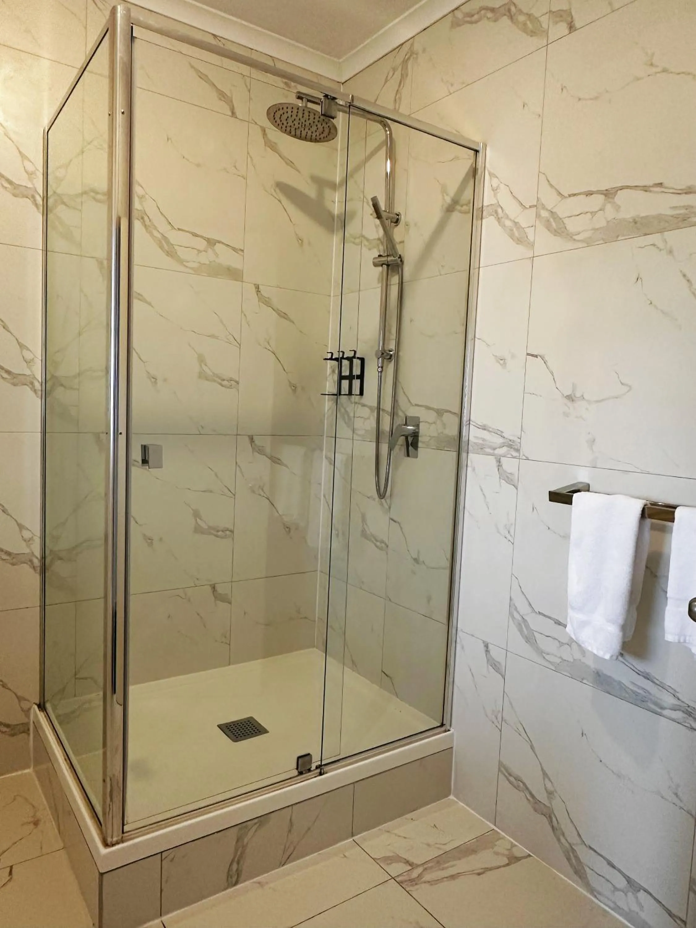 Bathroom in Greensborough Motel