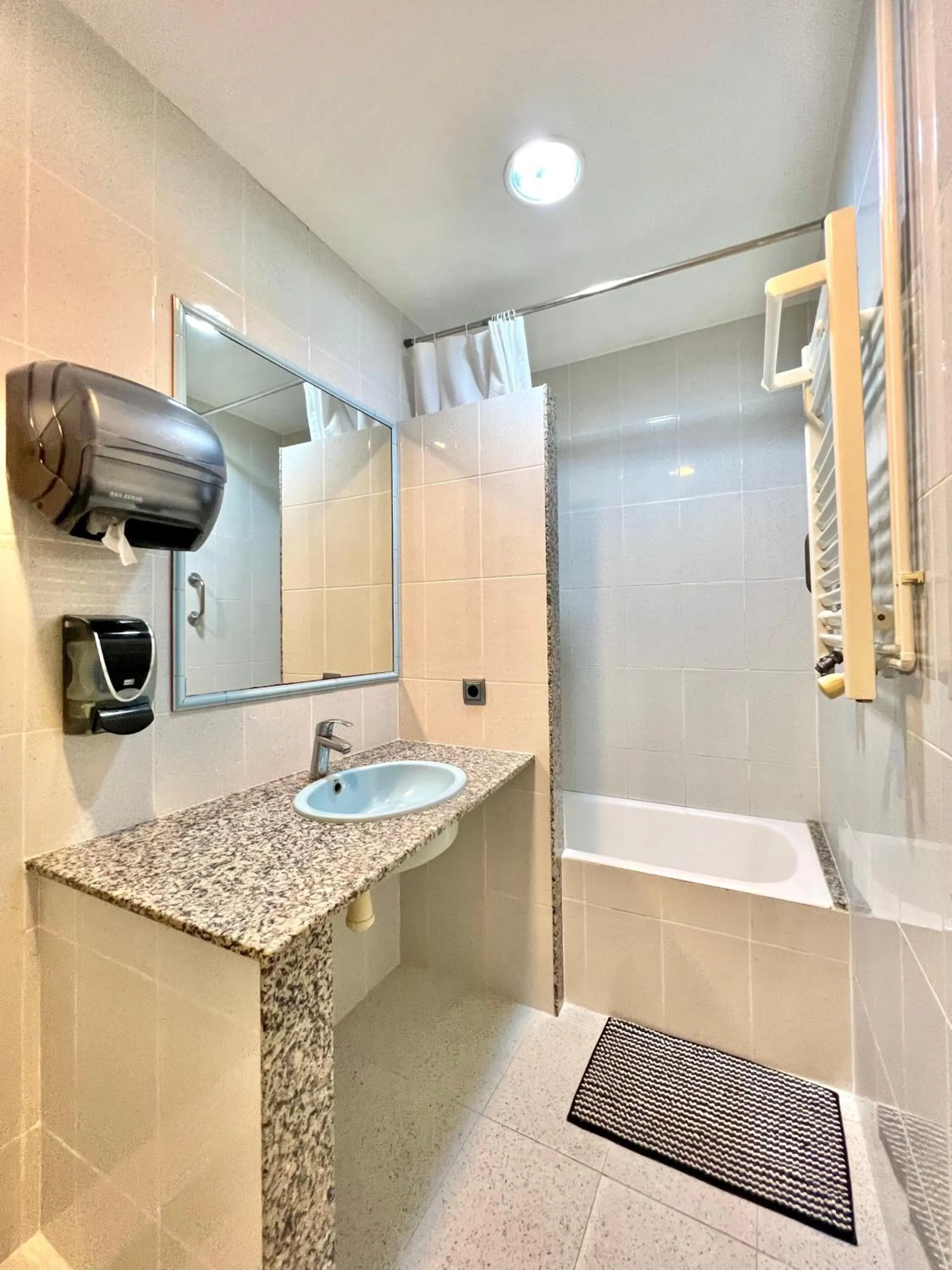 Bathroom in Hostal Apolo