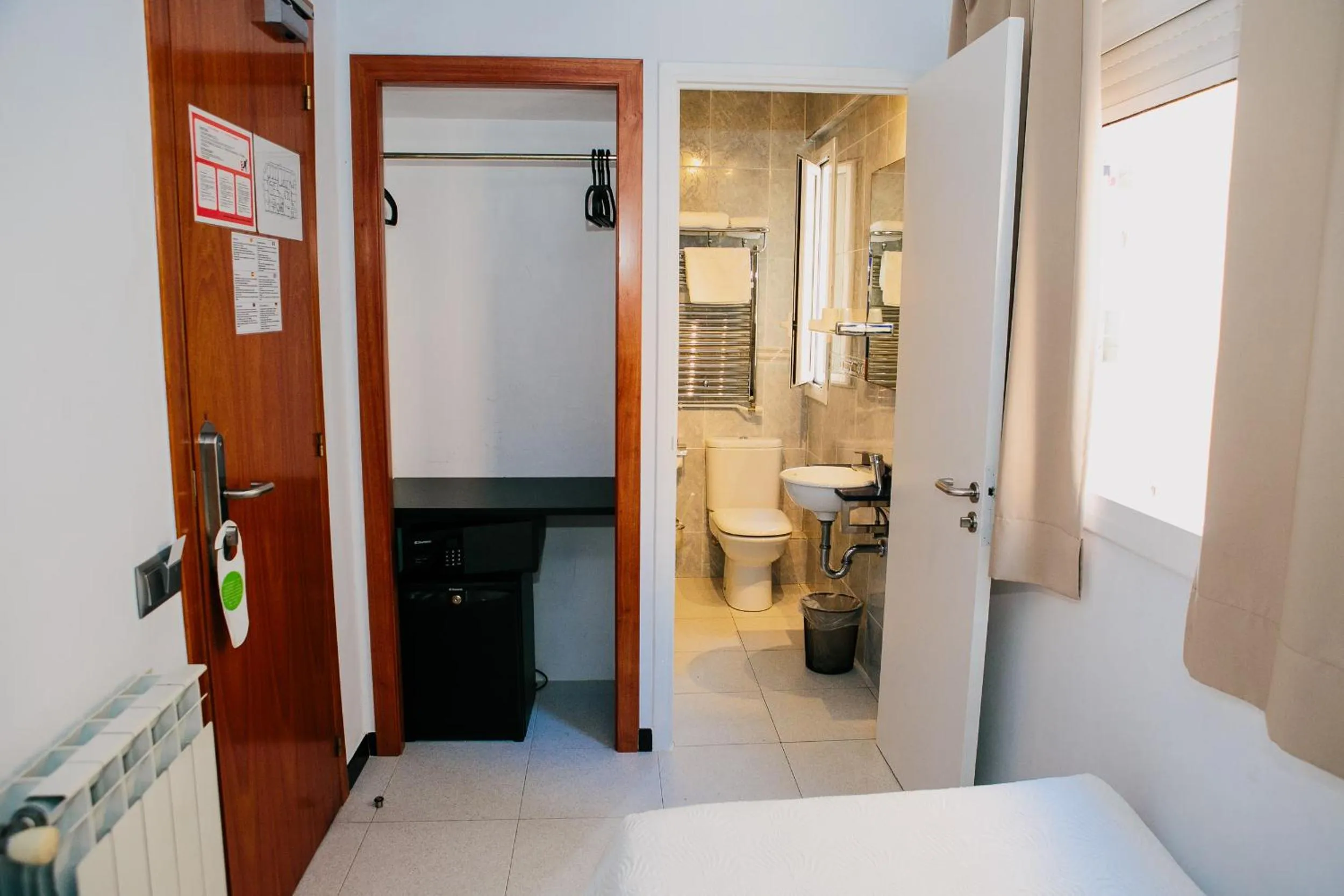 Day, Bed in Hostal Apolo