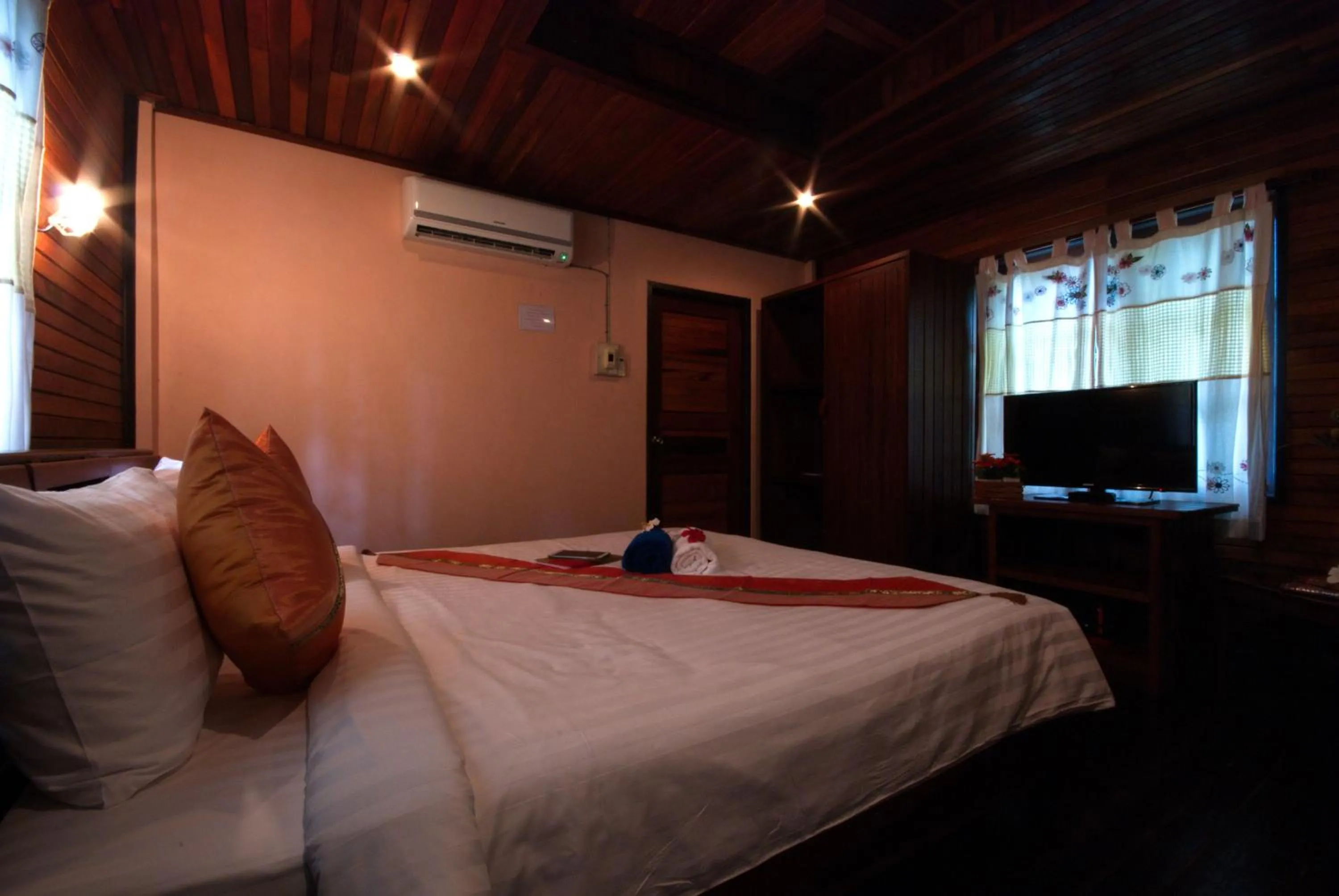 Bed in Sangsawan Palace Khaolak Resort