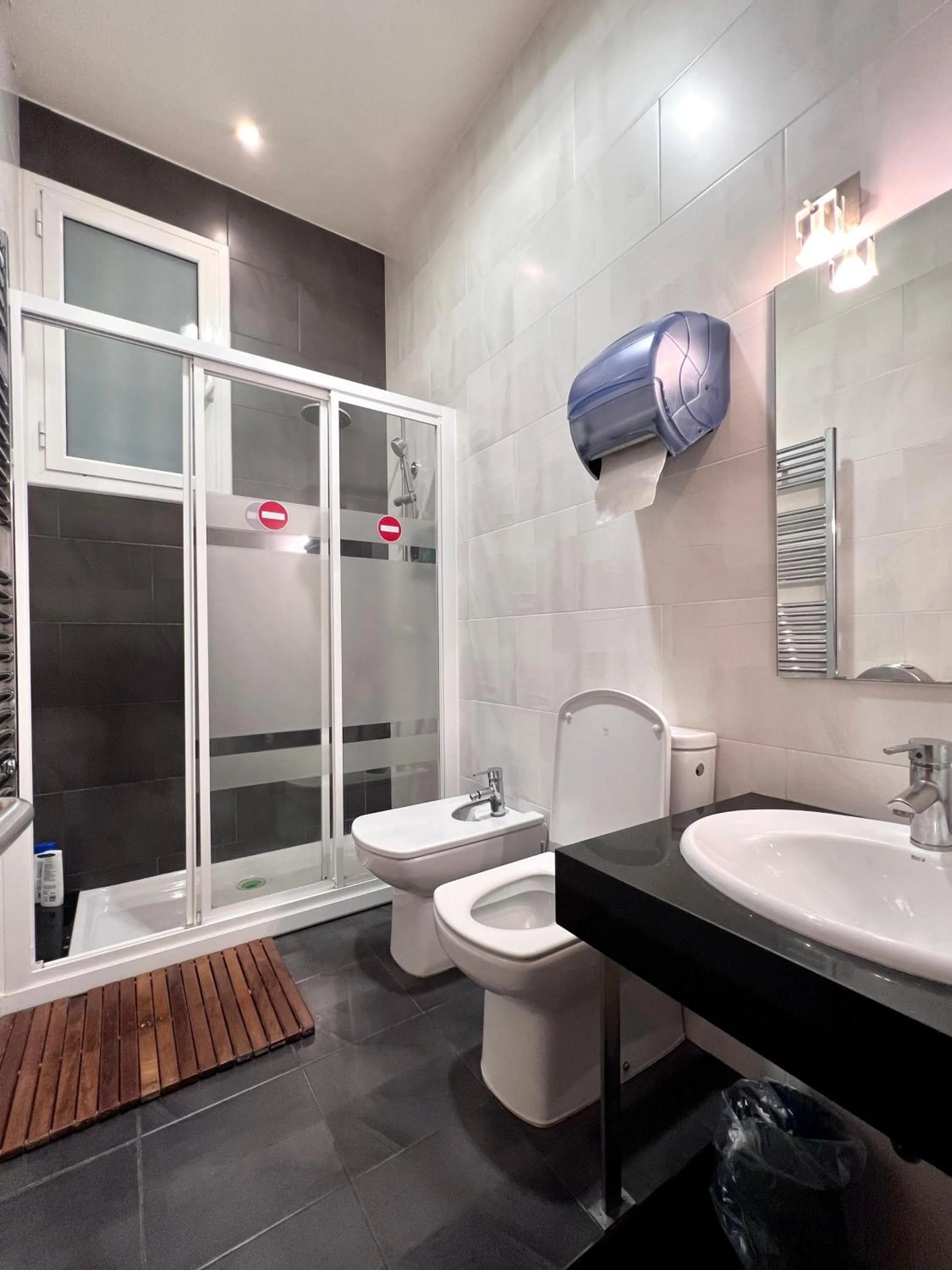 Public Bath in Pensión Peiró