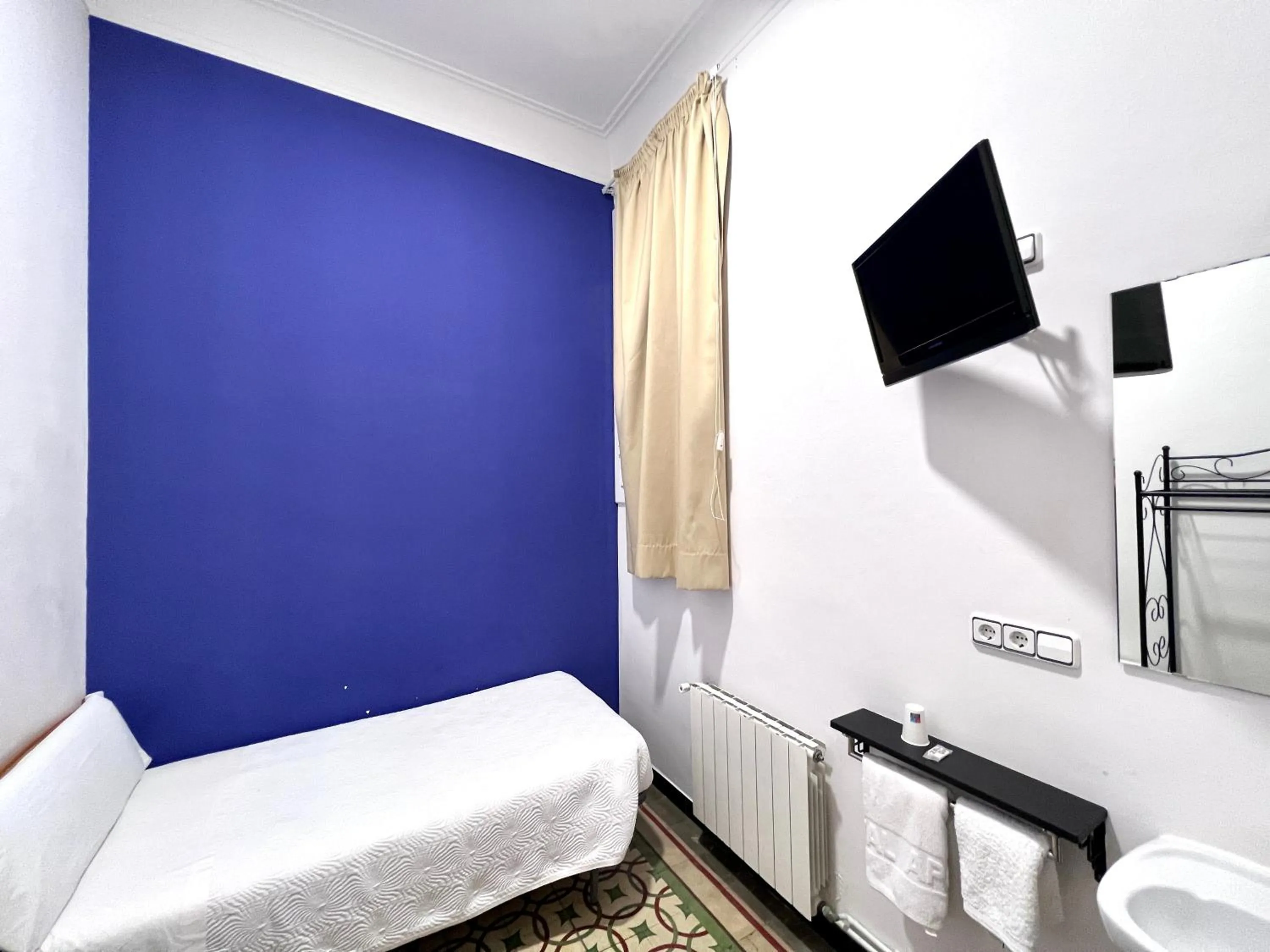 Photo of the whole room, Bed in Pensión Peiró