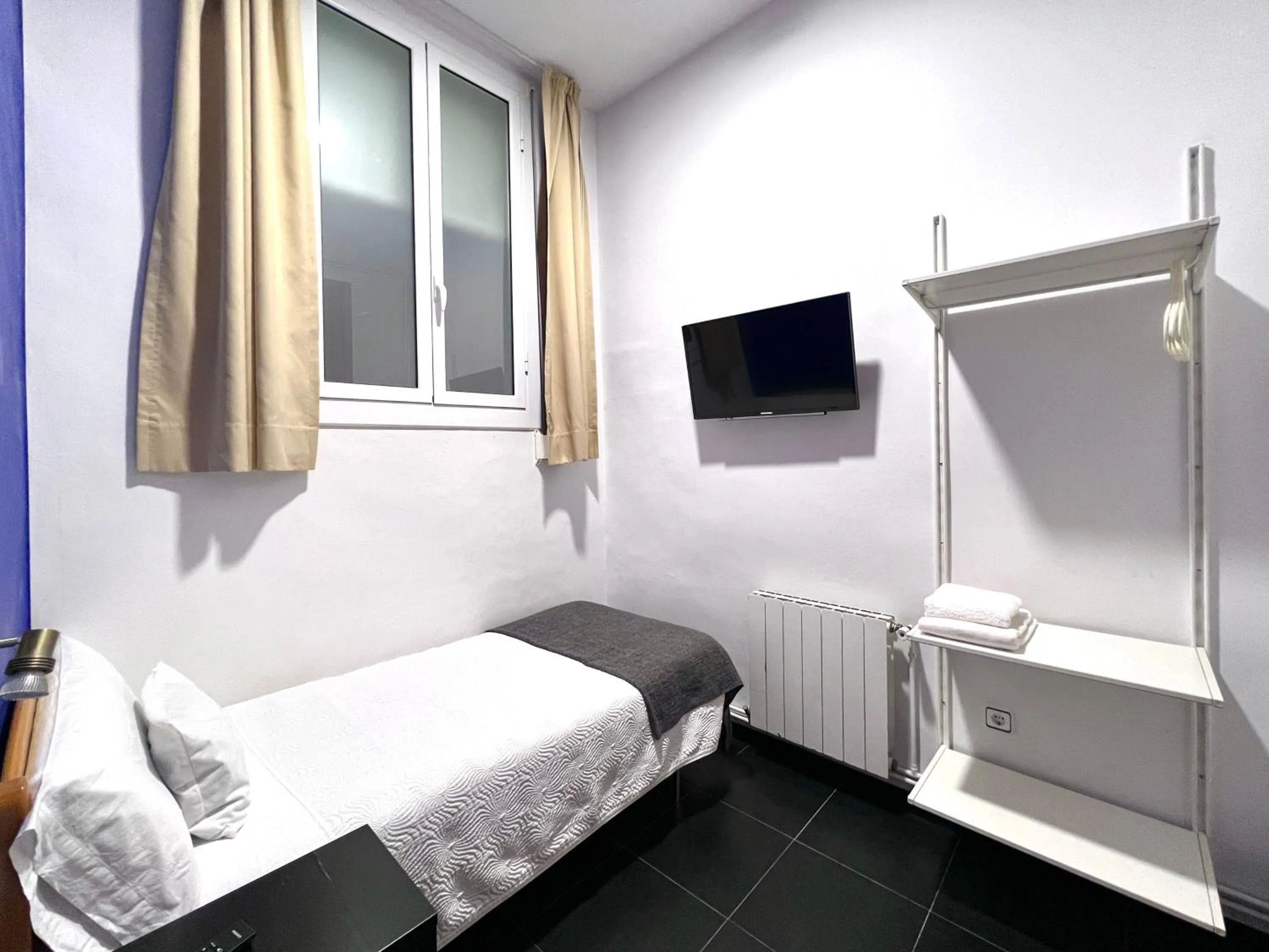 Photo of the whole room, Bed in Pensión Peiró