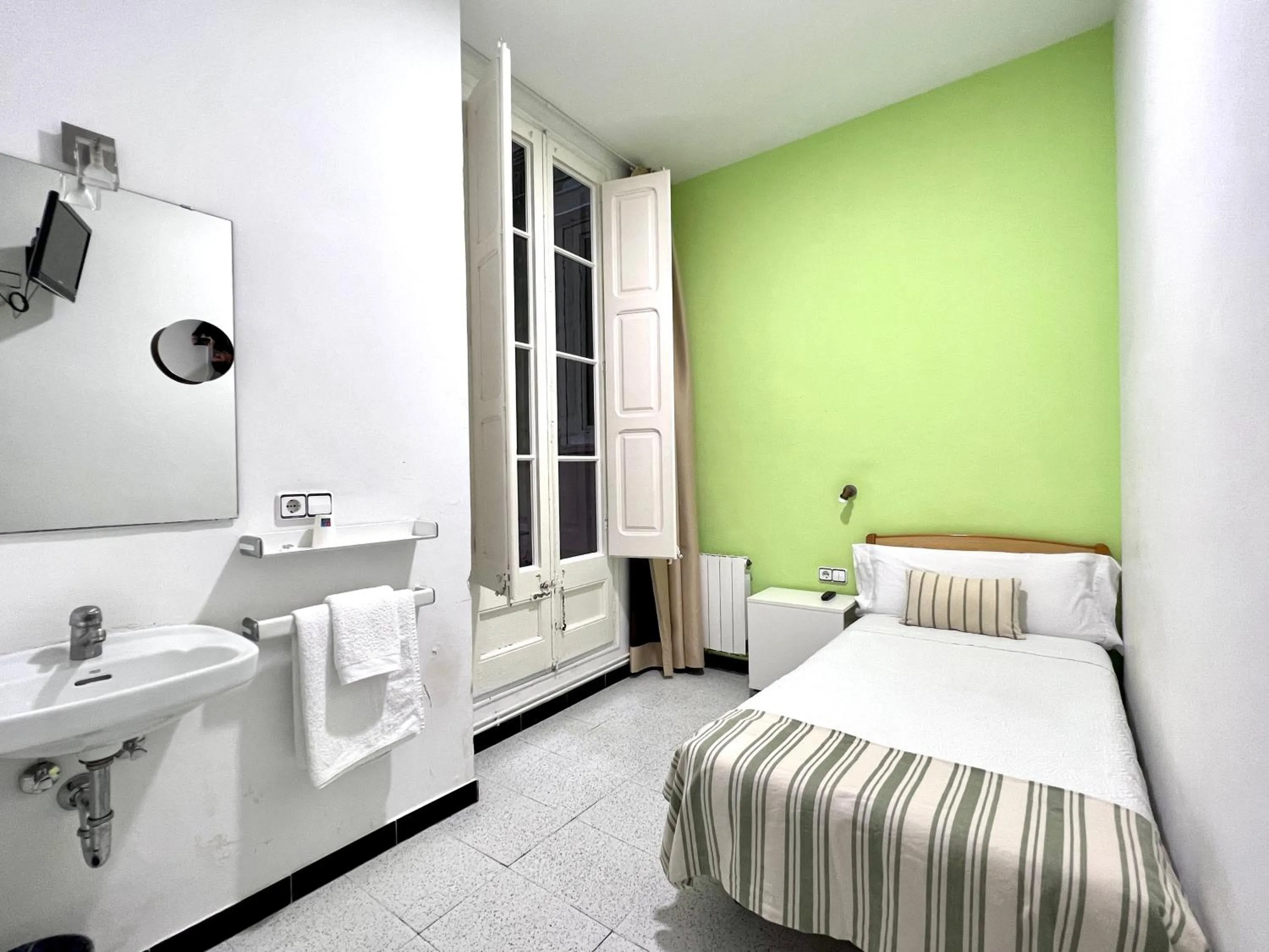 Photo of the whole room, Bed in Pensión Peiró