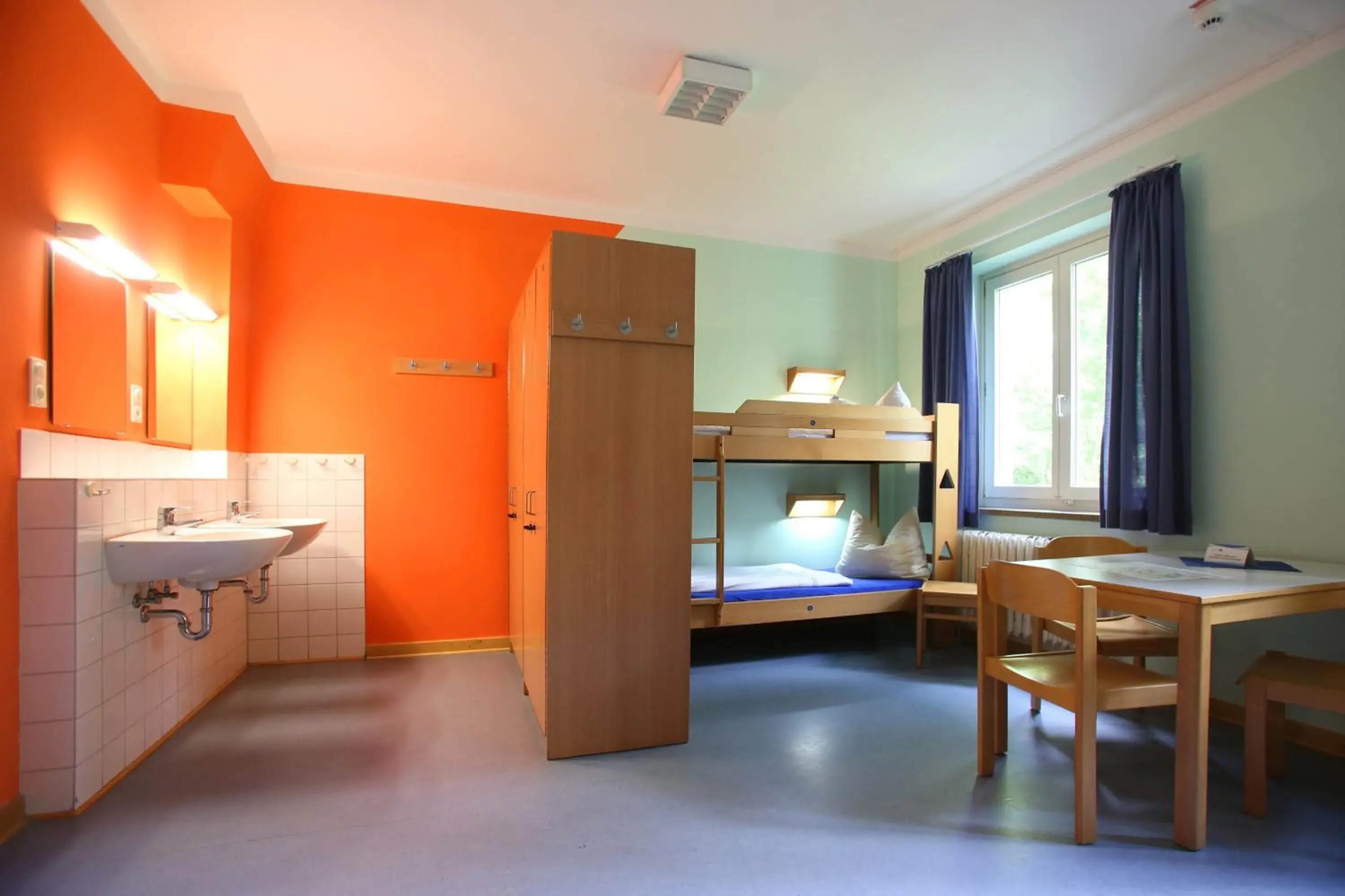 One Bed in Six-Bed Room (women only) in Jugendherberge Lübeck Vor dem Burgtor One Bed in Six-Bed Room (women only) in Jugendherberge Lübeck Vor dem Burgtor