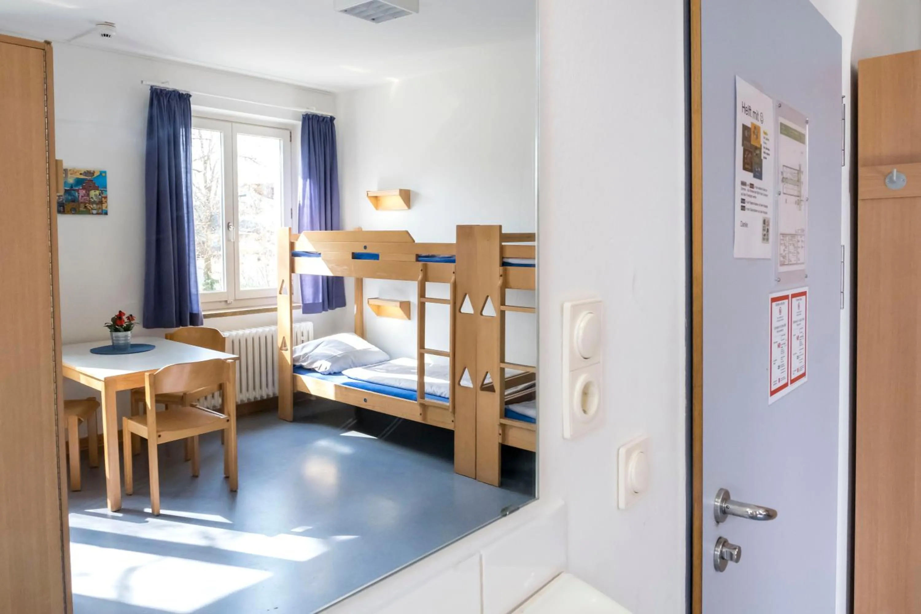 One Bed in Six-Bed Room (men only) in Jugendherberge Lübeck Vor dem Burgtor