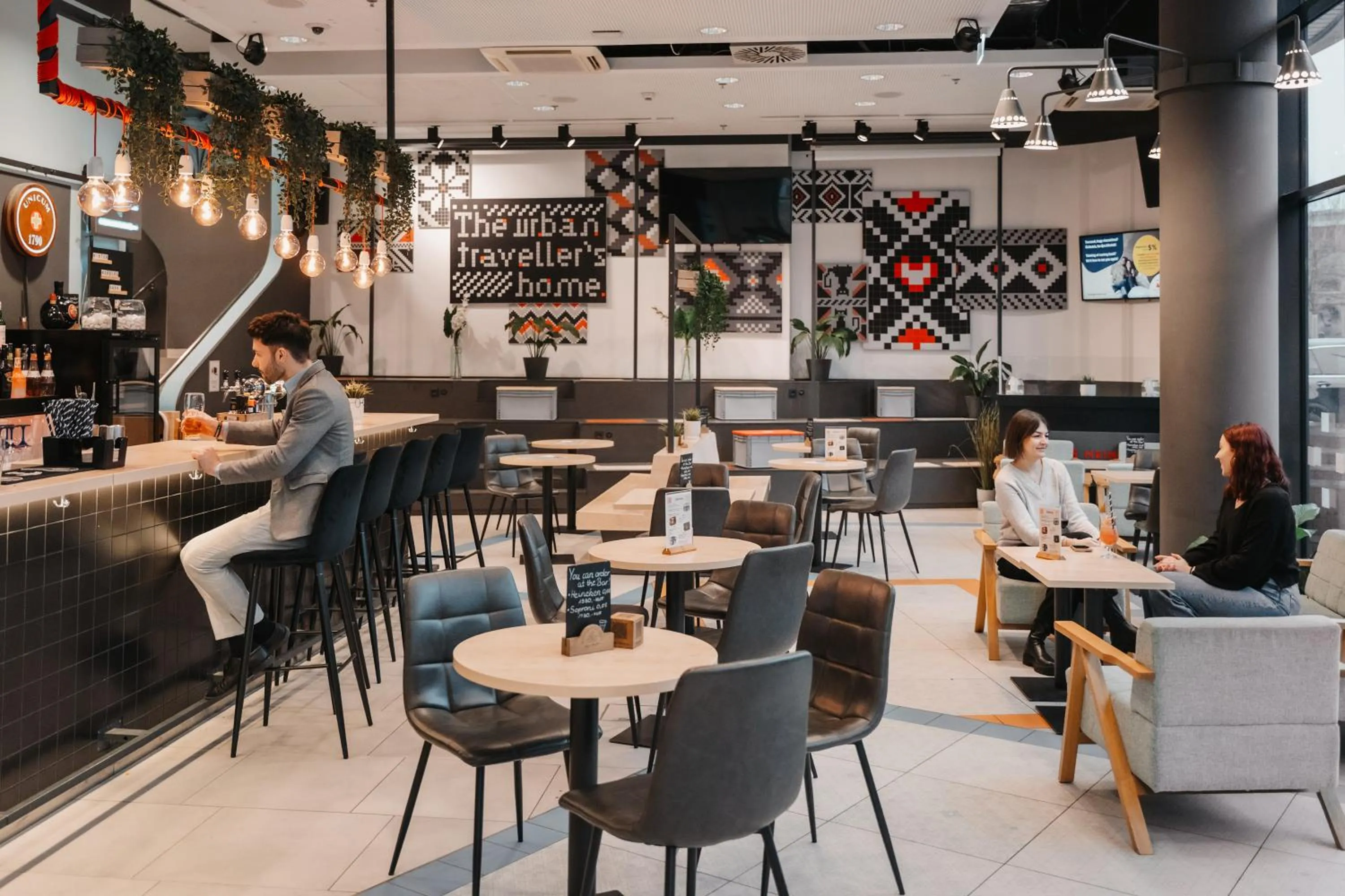 Lounge or bar in MEININGER Budapest Great Market Hall