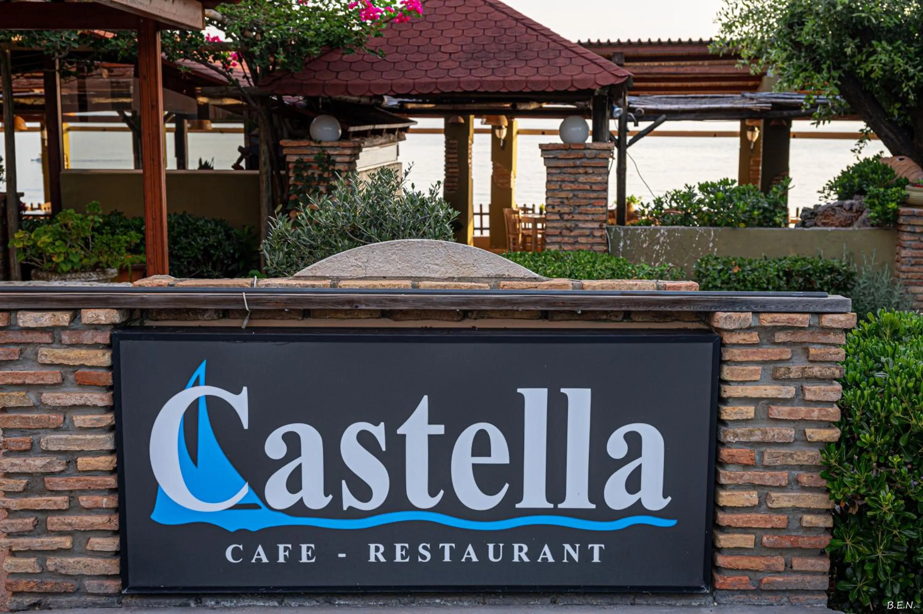 Restaurant/places to eat in Castella Beach