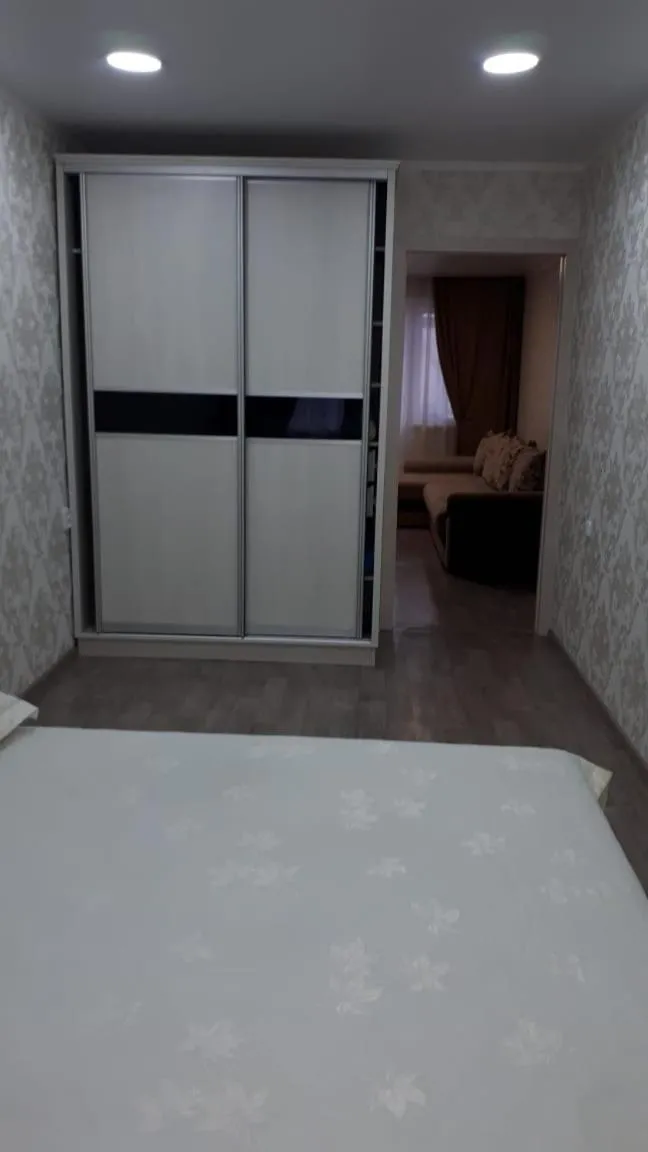 Bed in Apartment on Metallurgov 32