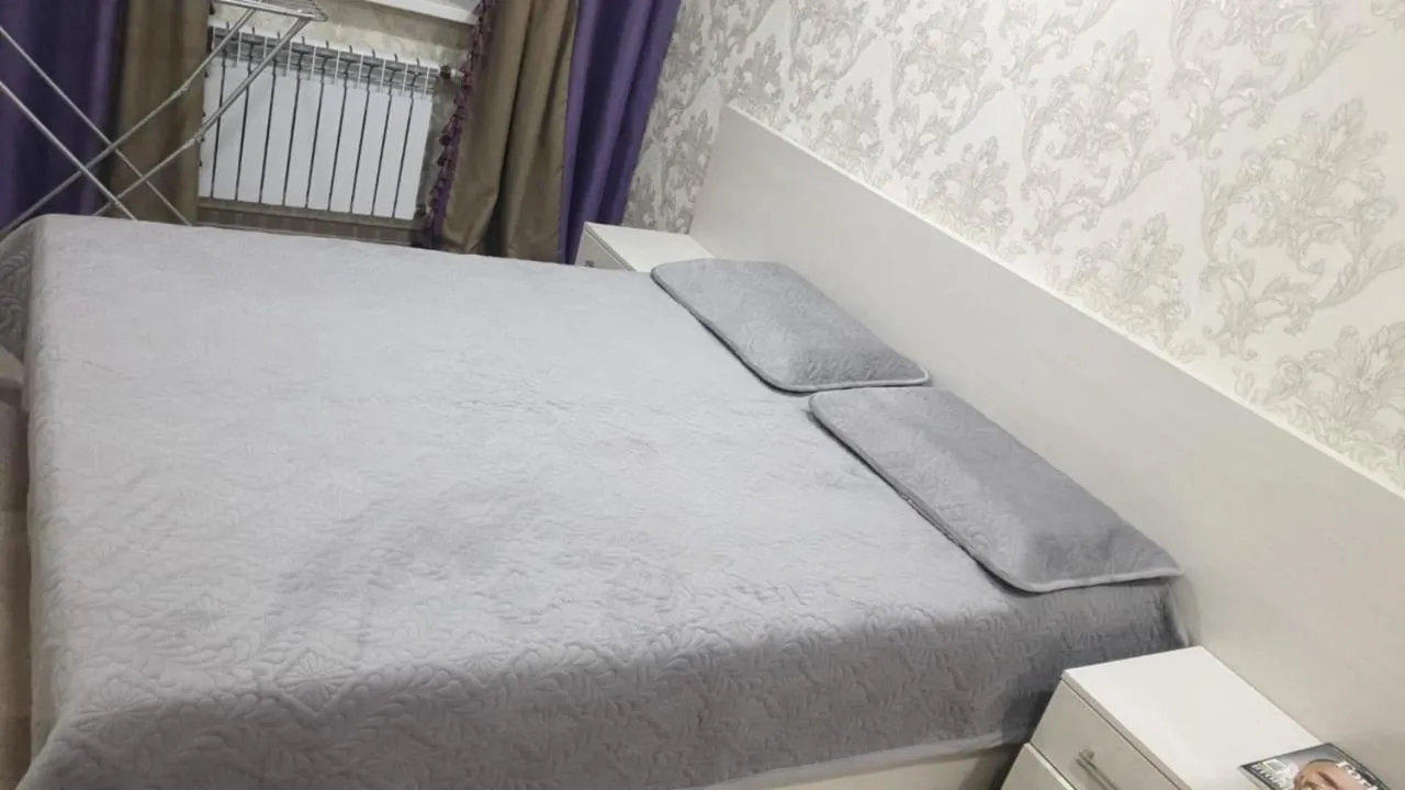 Bed in Apartment on Metallurgov 32