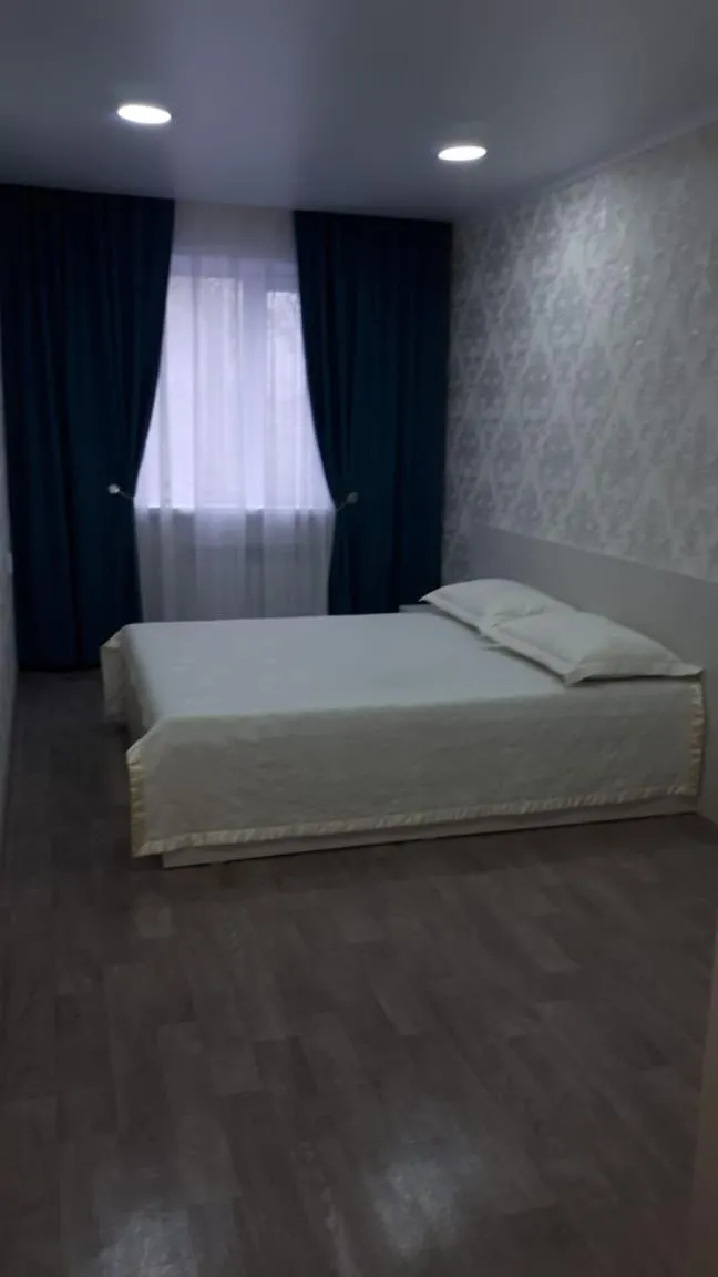 Bed in Apartment on Metallurgov 32