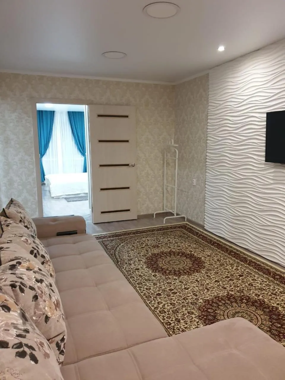Bed in Apartment on Metallurgov 32