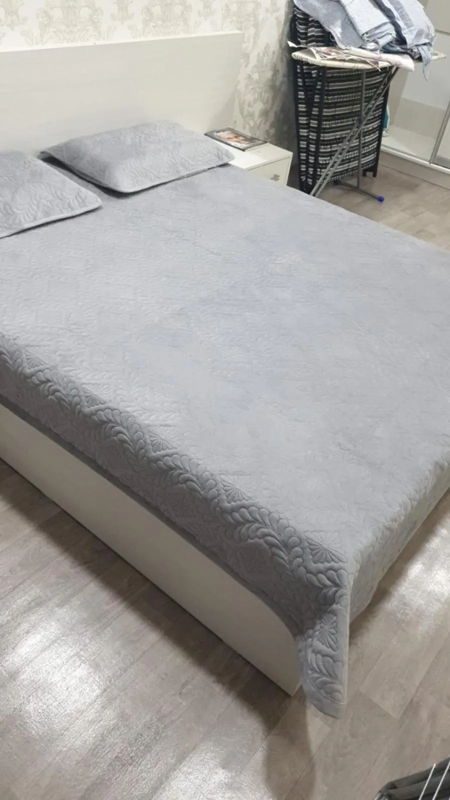 Bed in Apartment on Metallurgov 32