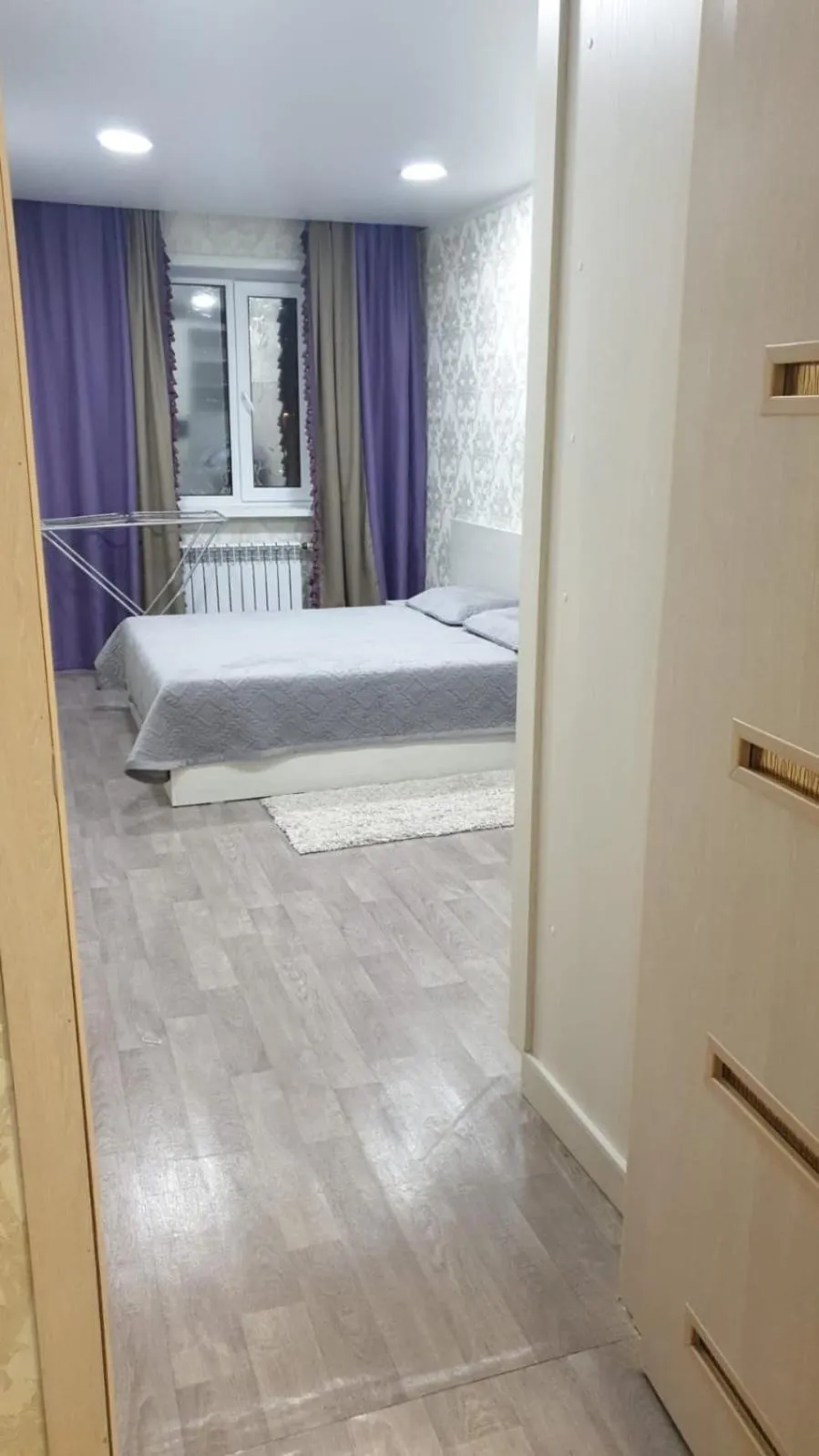Bed in Apartment on Metallurgov 32