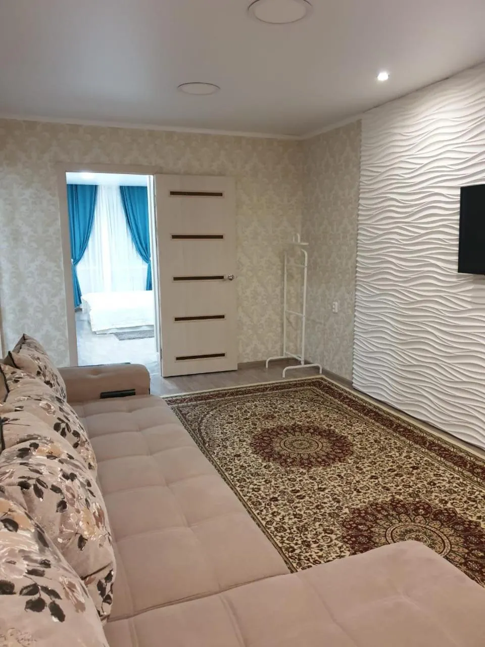 Bed in Apartment on Metallurgov 32