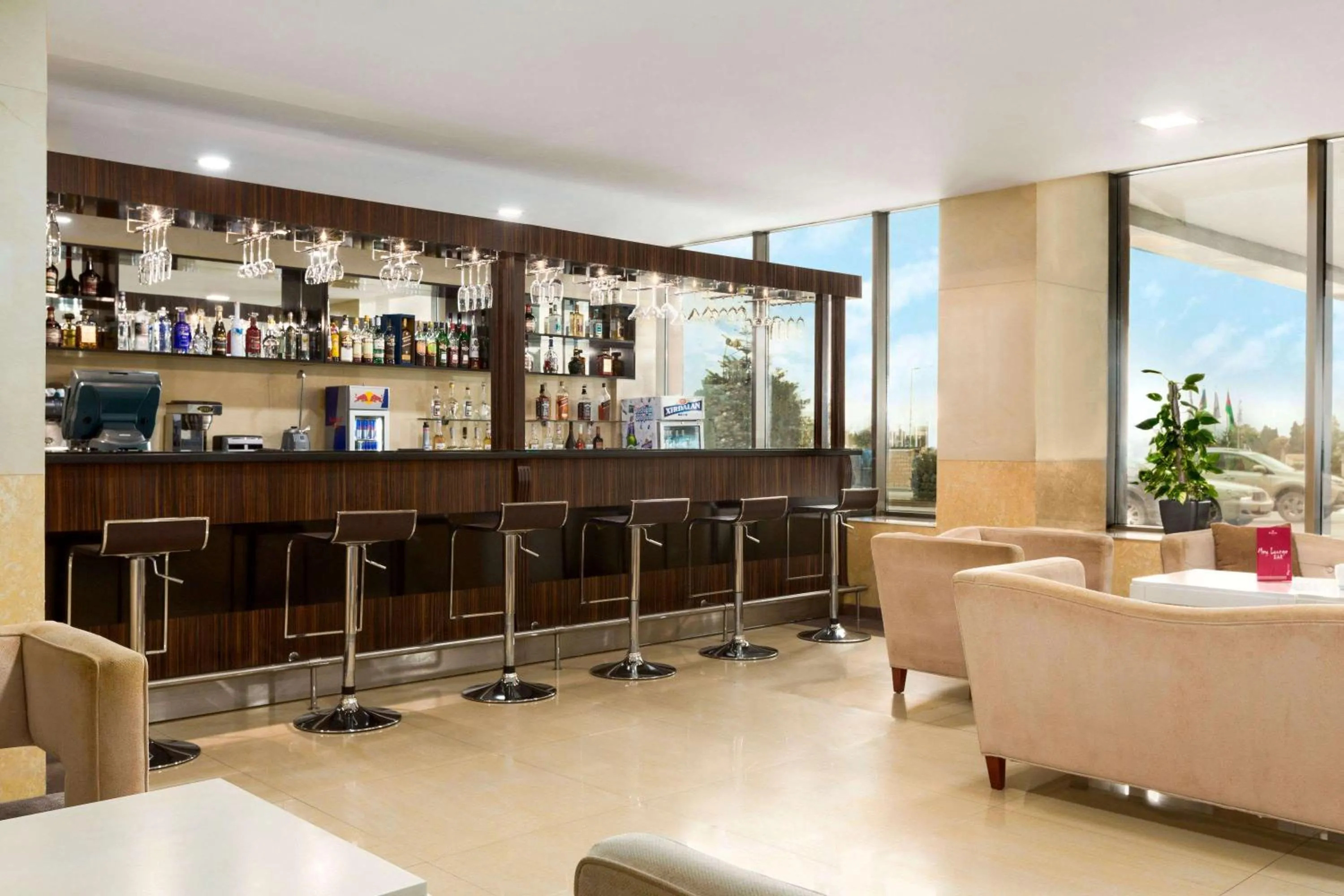 Lounge or bar in Ramada Plaza by Wyndham Gence