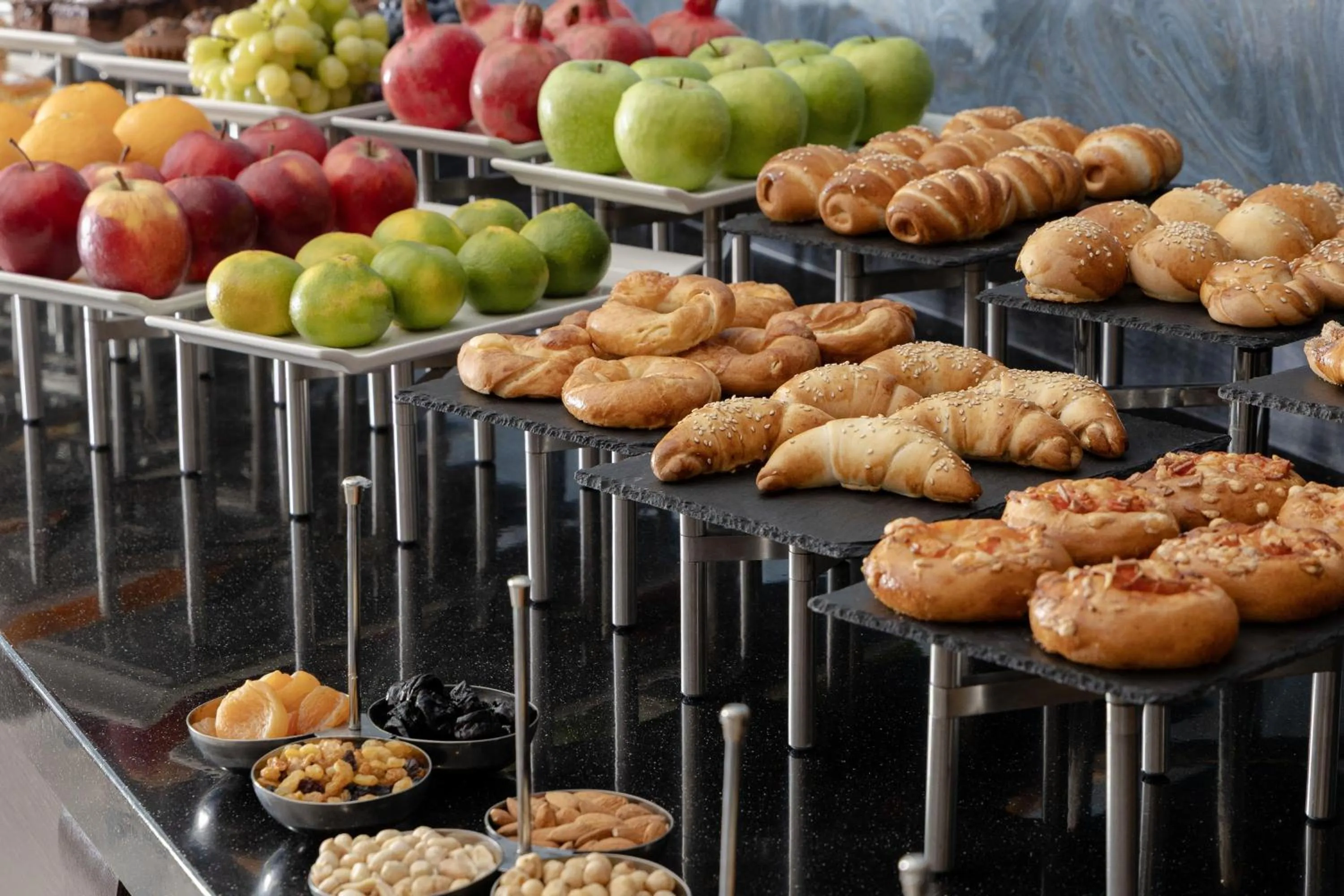 Restaurant/places to eat in Ramada Plaza by Wyndham Gence