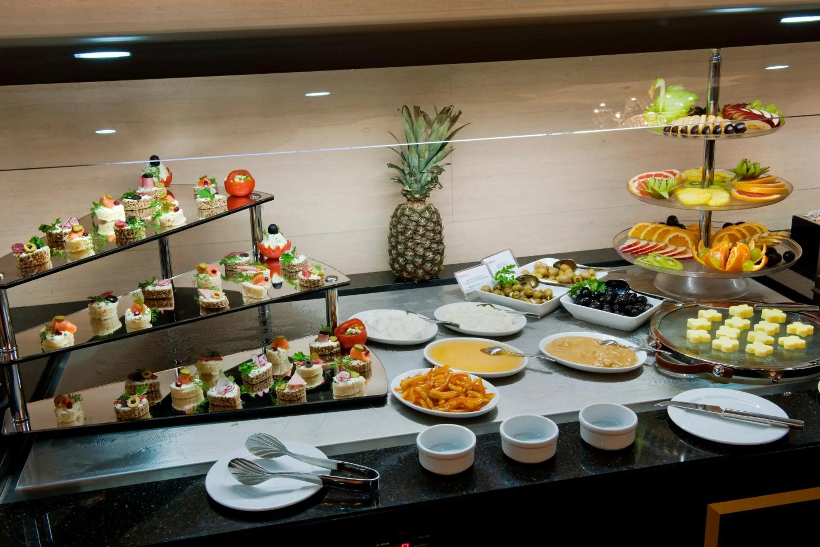 Food and drinks in Ramada Plaza by Wyndham Gence