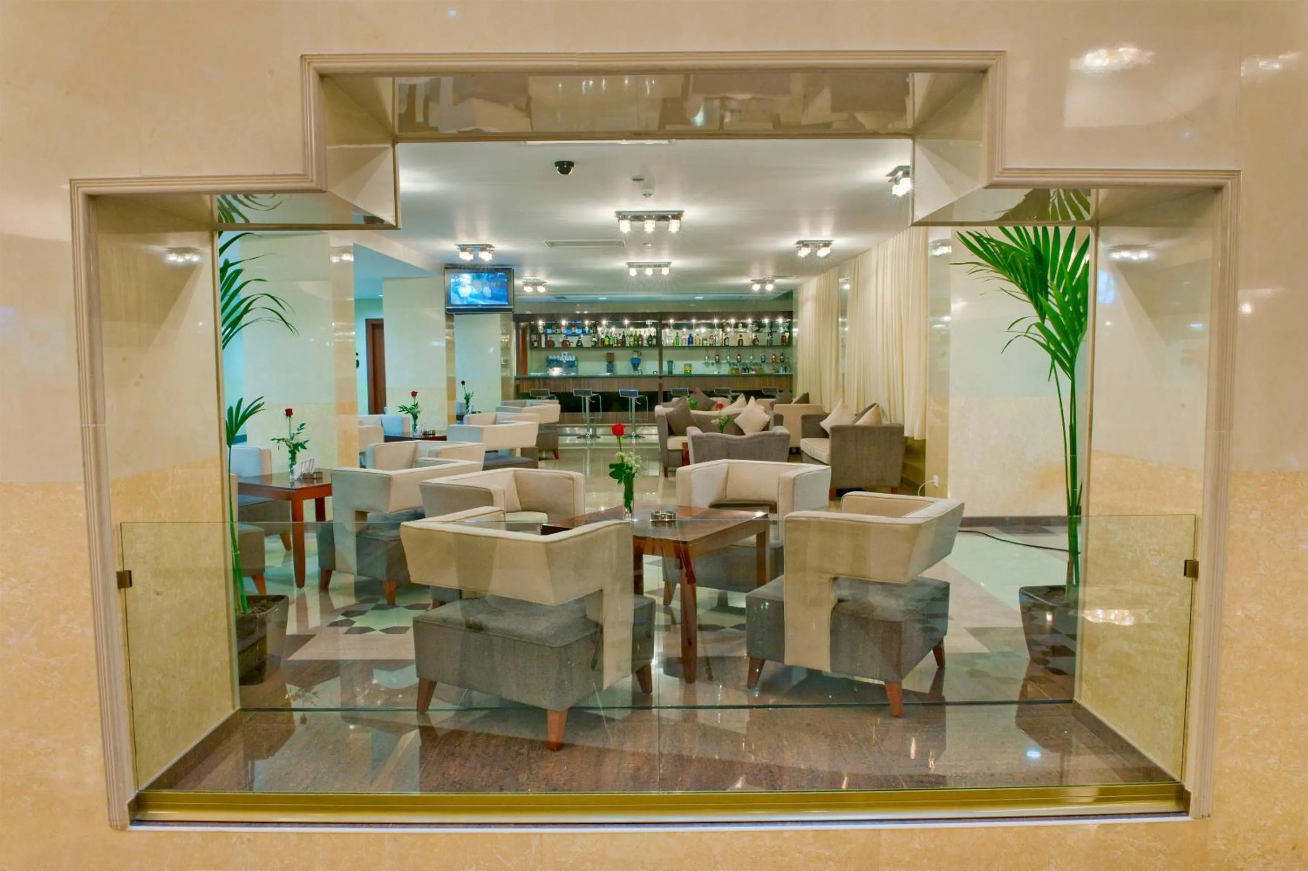 Lounge or bar in Ramada Plaza by Wyndham Gence