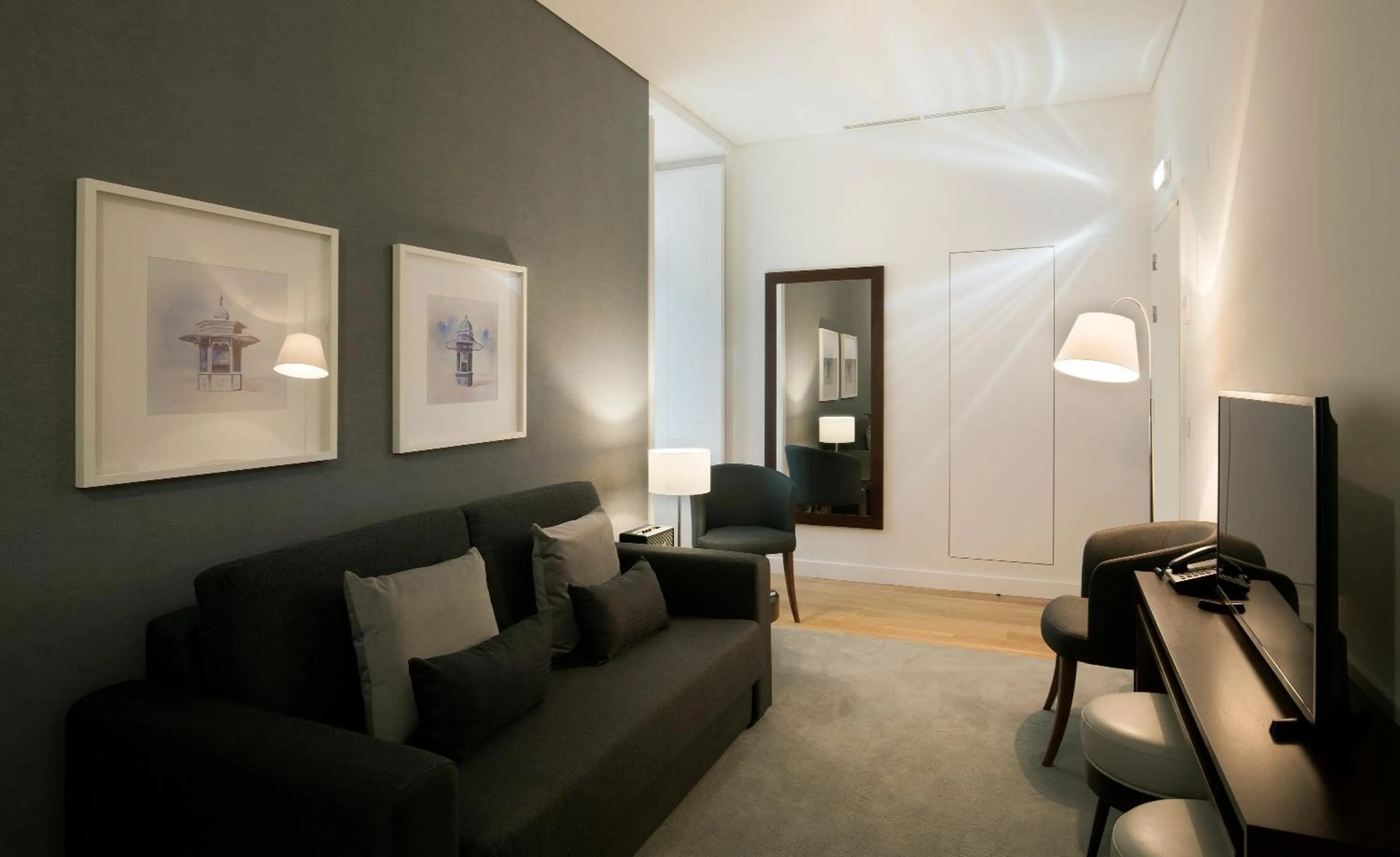 TV and multimedia in Grape Harbor Prata Apartments