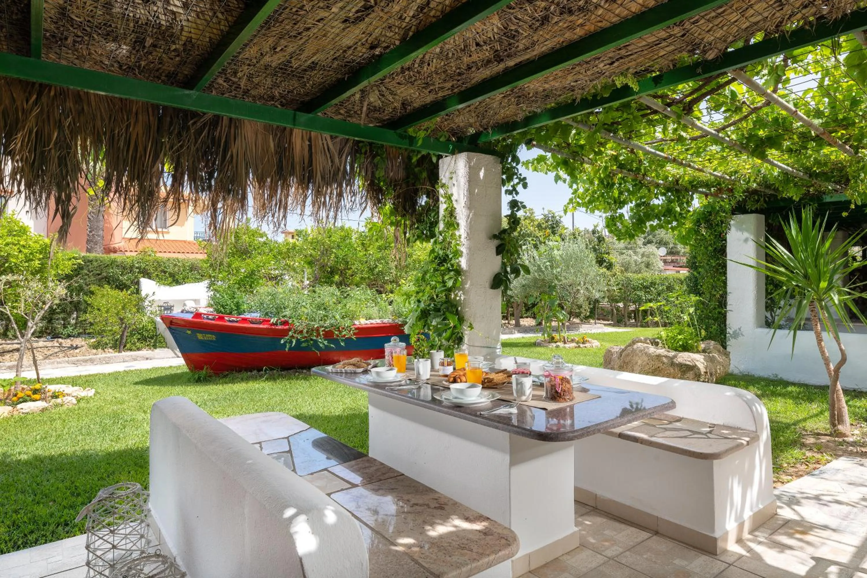 Garden in Elefteria Apts & Suites