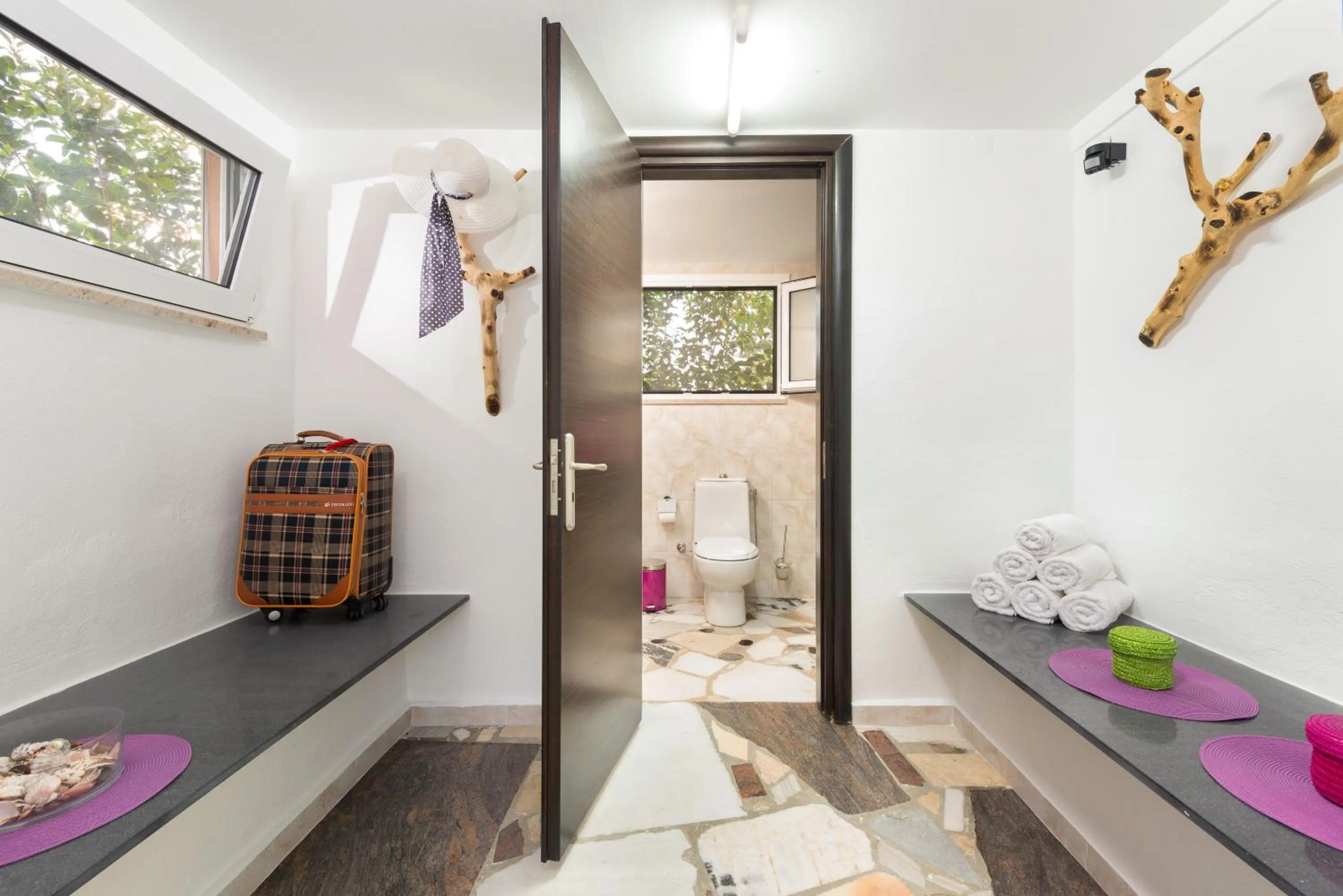 Area and facilities in Elefteria Apts & Suites