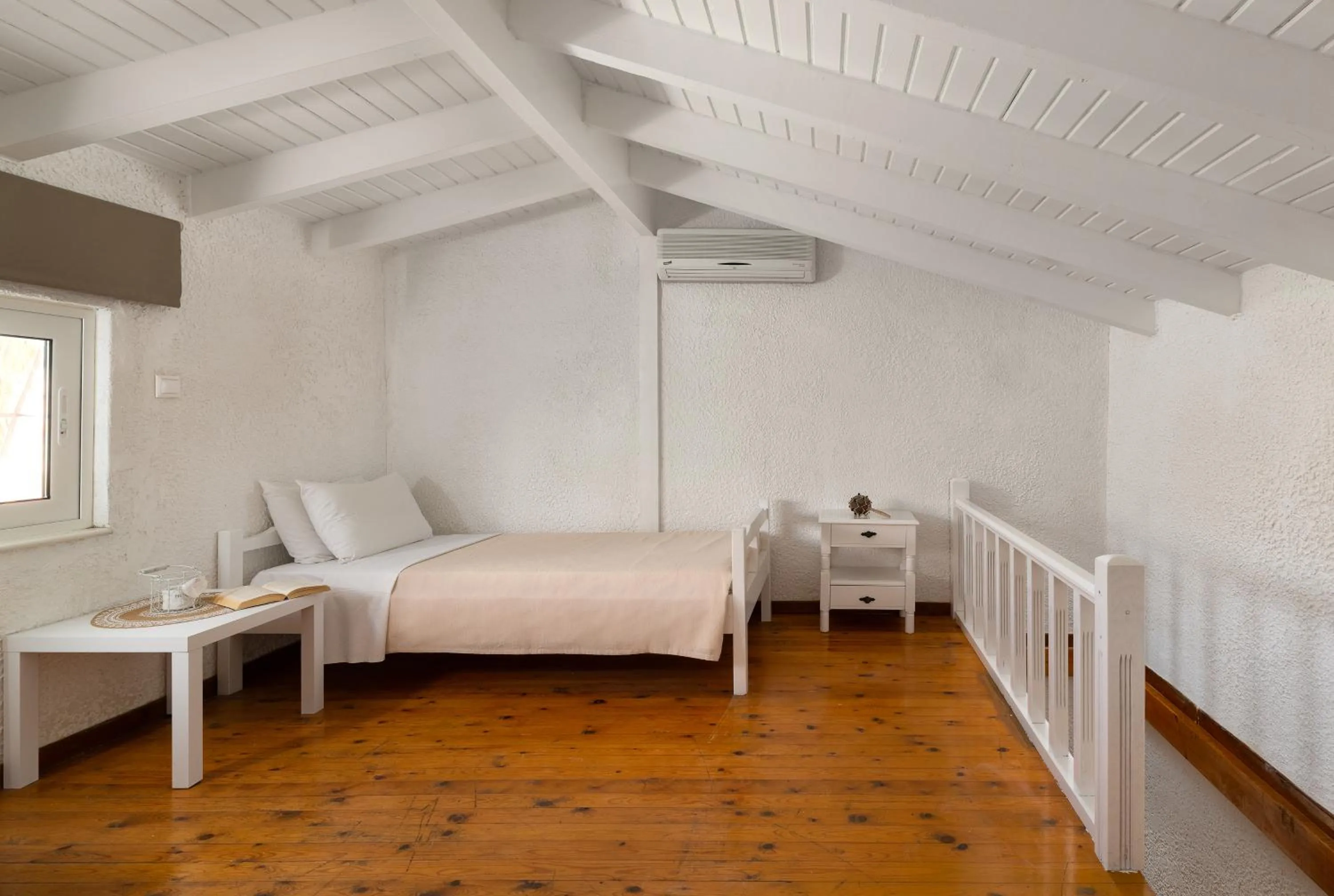 Bed in Elefteria Apts & Suites