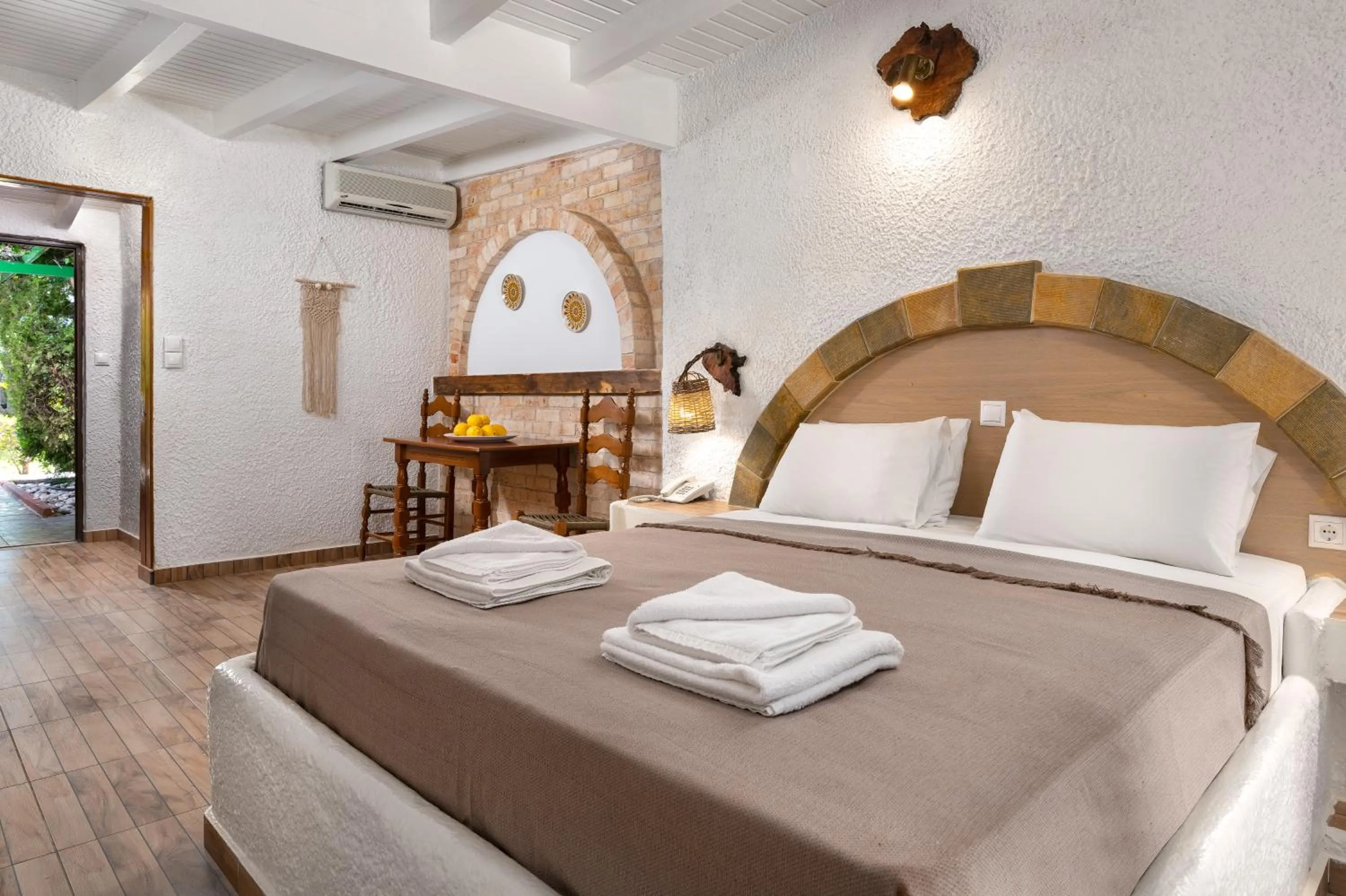 Bed in Elefteria Apts & Suites