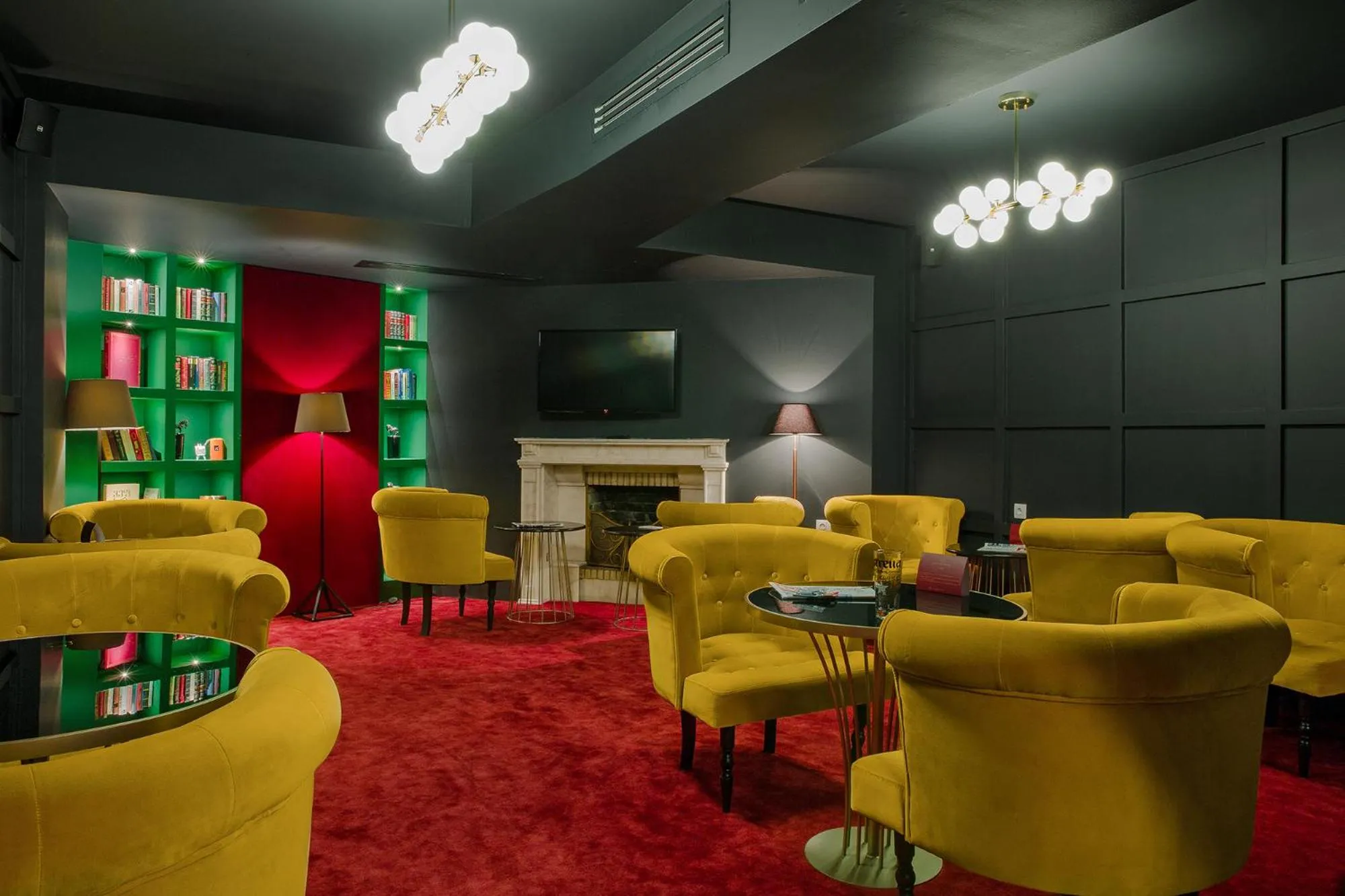 Communal lounge/ TV room in King Gorgasali