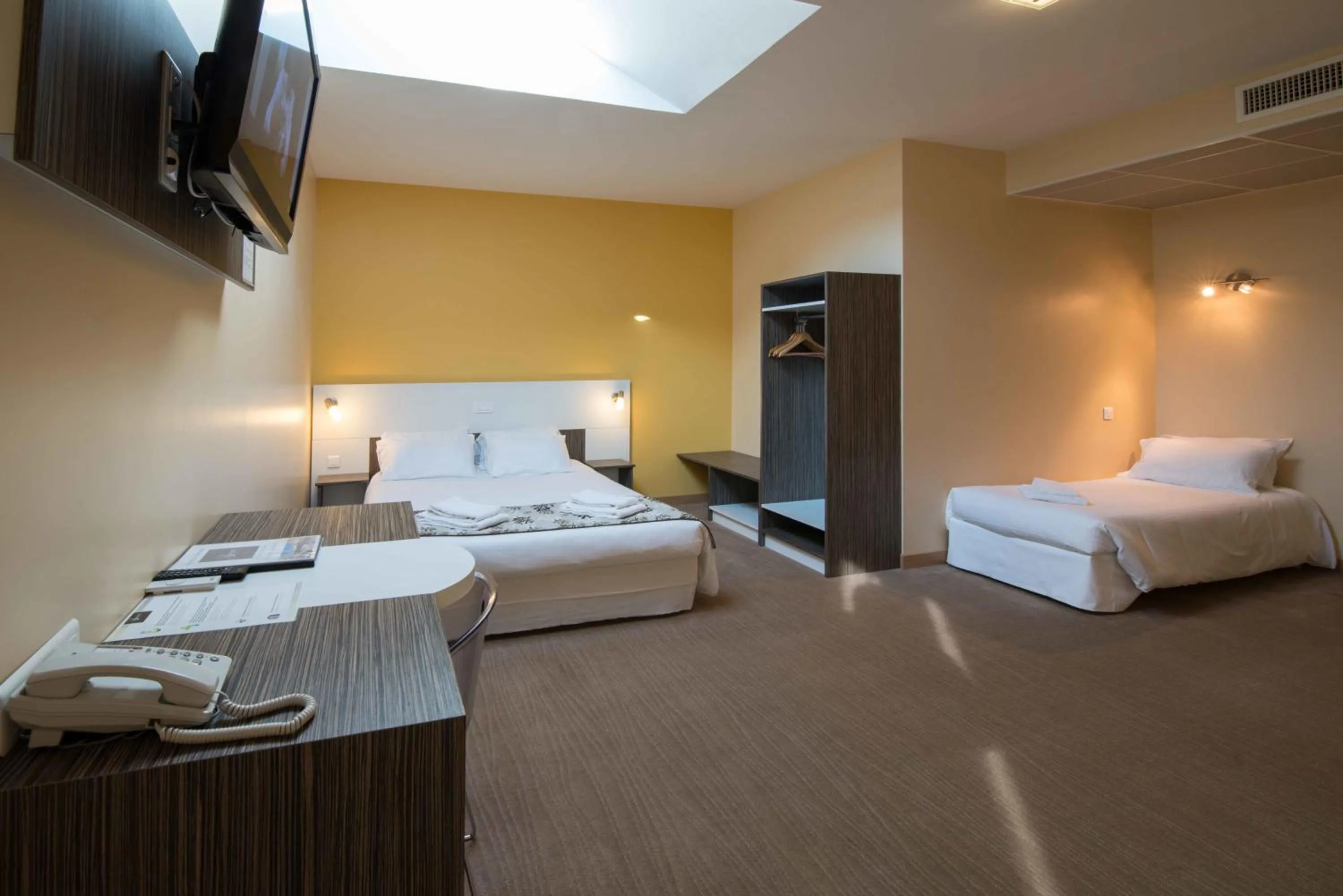 Photo of the whole room, Bed in La Saleine