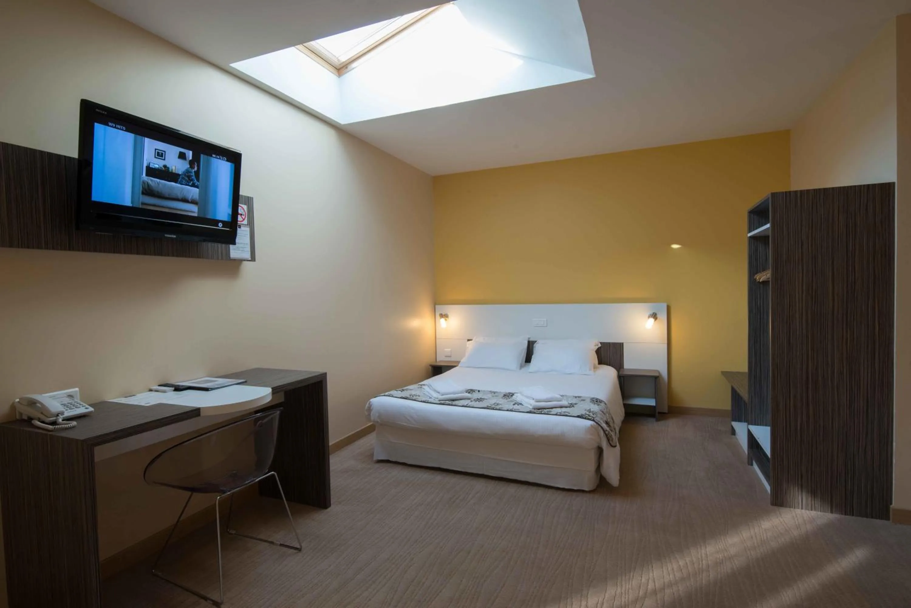 Photo of the whole room, Bed in La Saleine