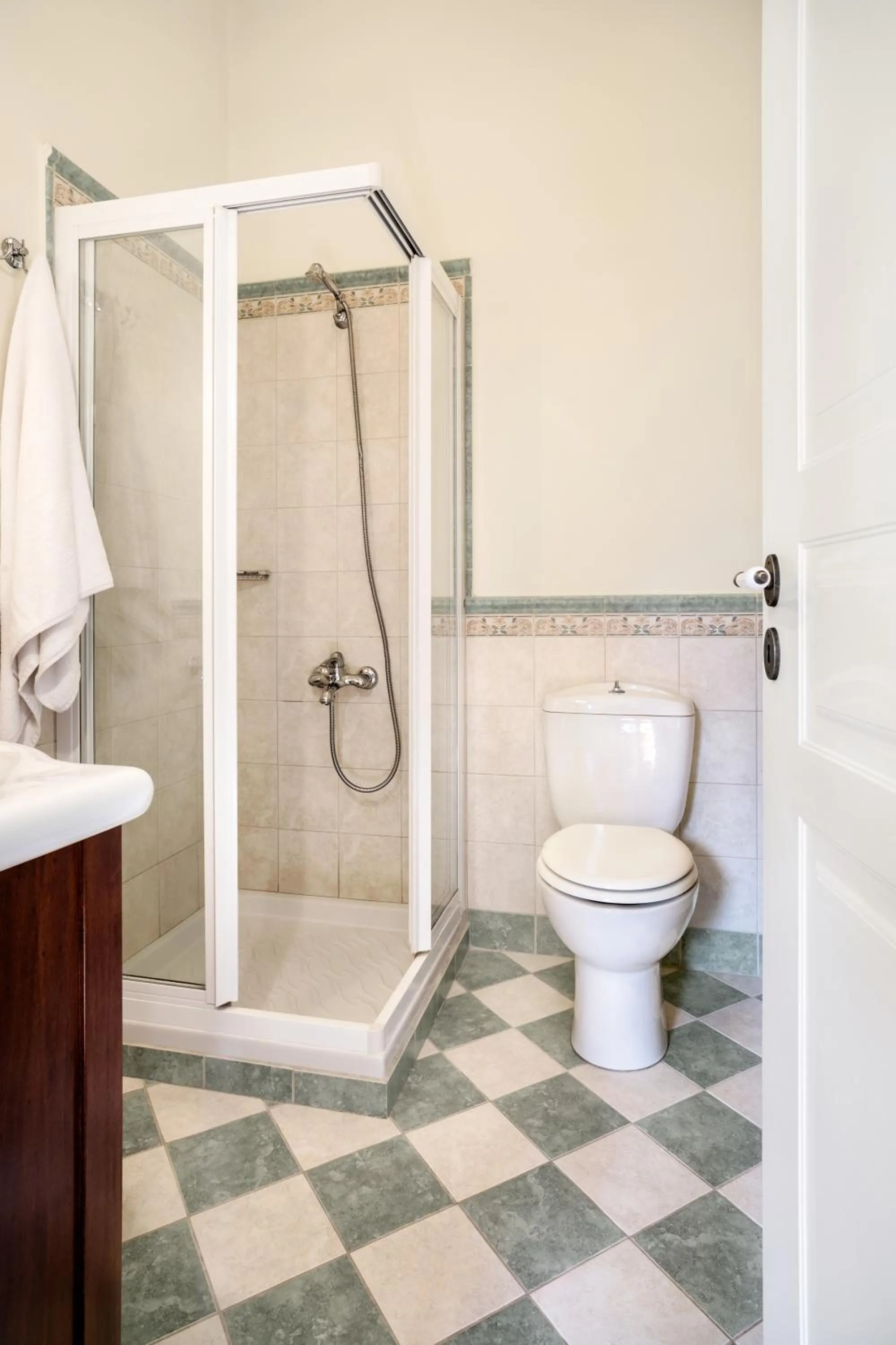 Shower in Archontiko Parnassus Dadi