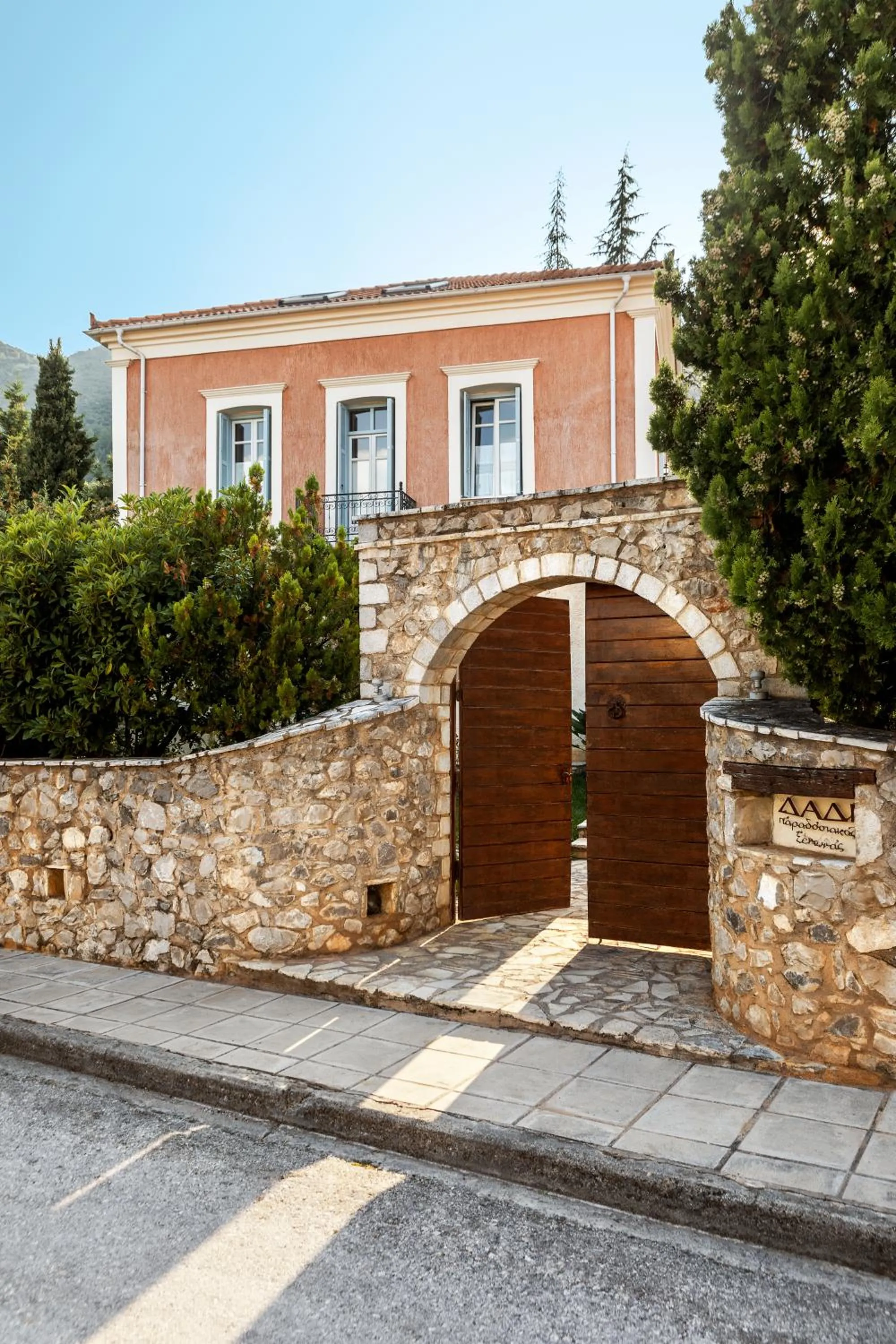 Property building in Archontiko Parnassus Dadi