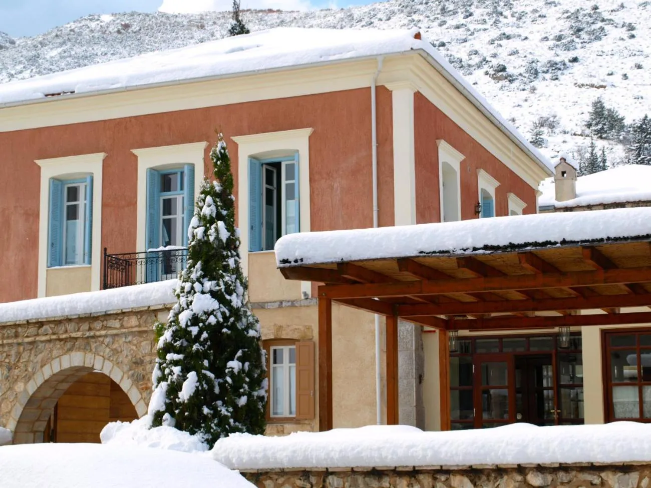 Facade/entrance in Archontiko Parnassus Dadi