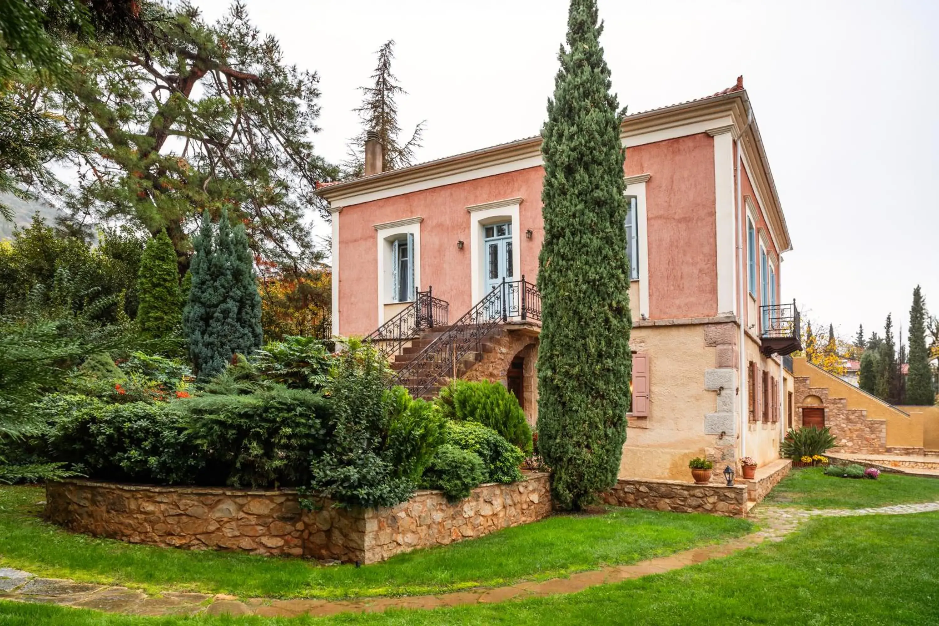 Property building in Archontiko Parnassus Dadi Property building in Archontiko Parnassus Dadi