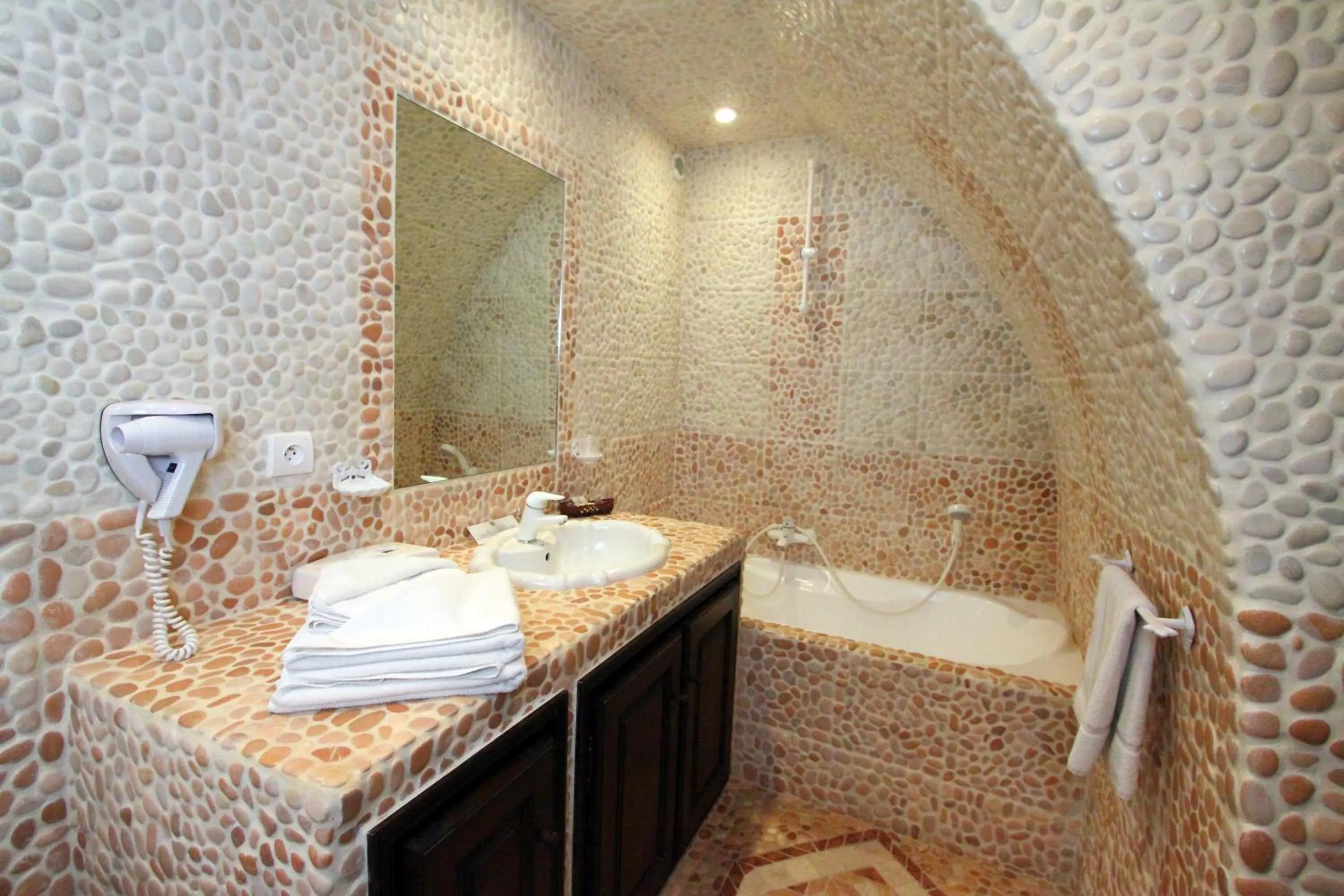 Bathroom in L'Enclos des Lauriers Roses