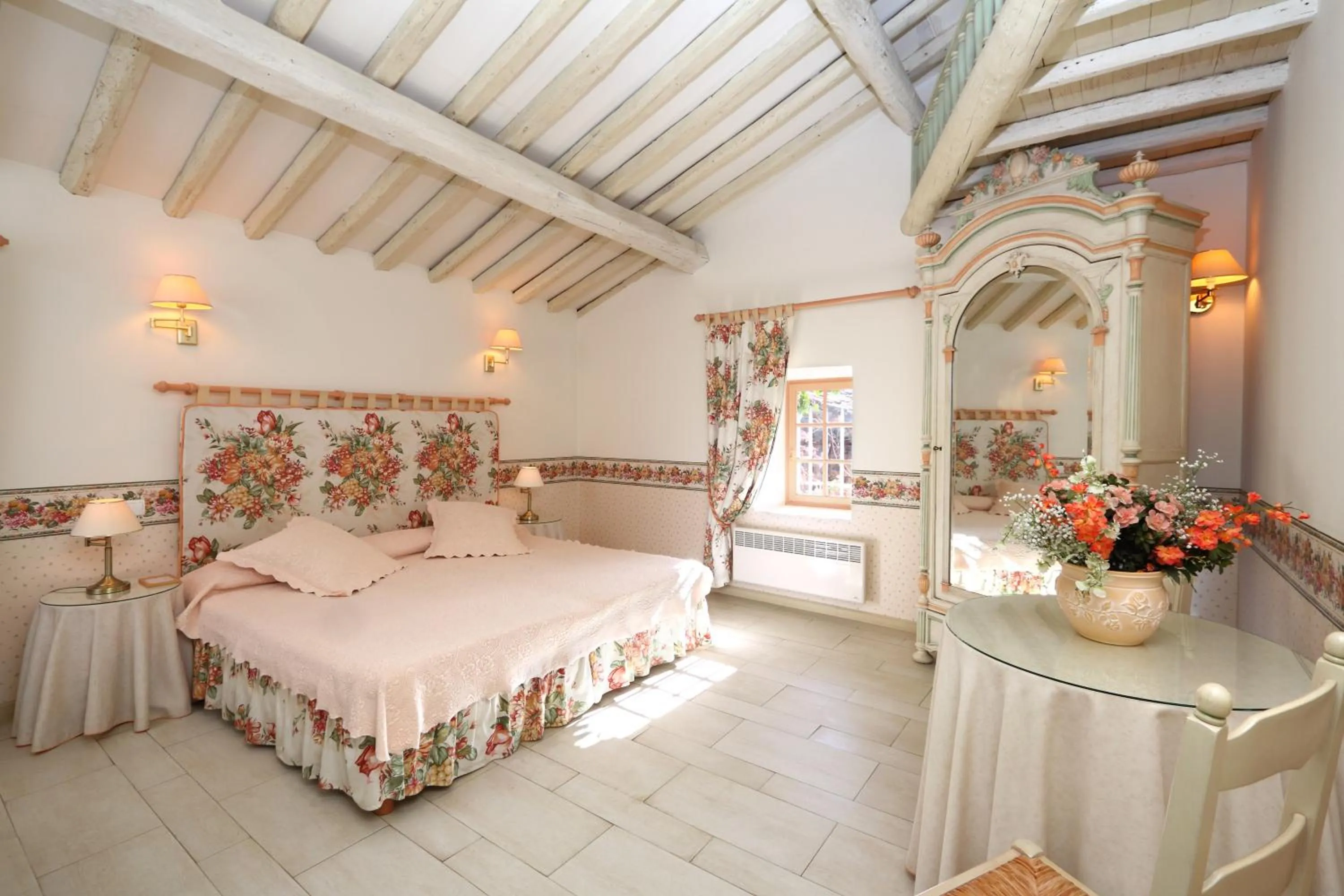 Photo of the whole room, Bed in L'Enclos des Lauriers Roses