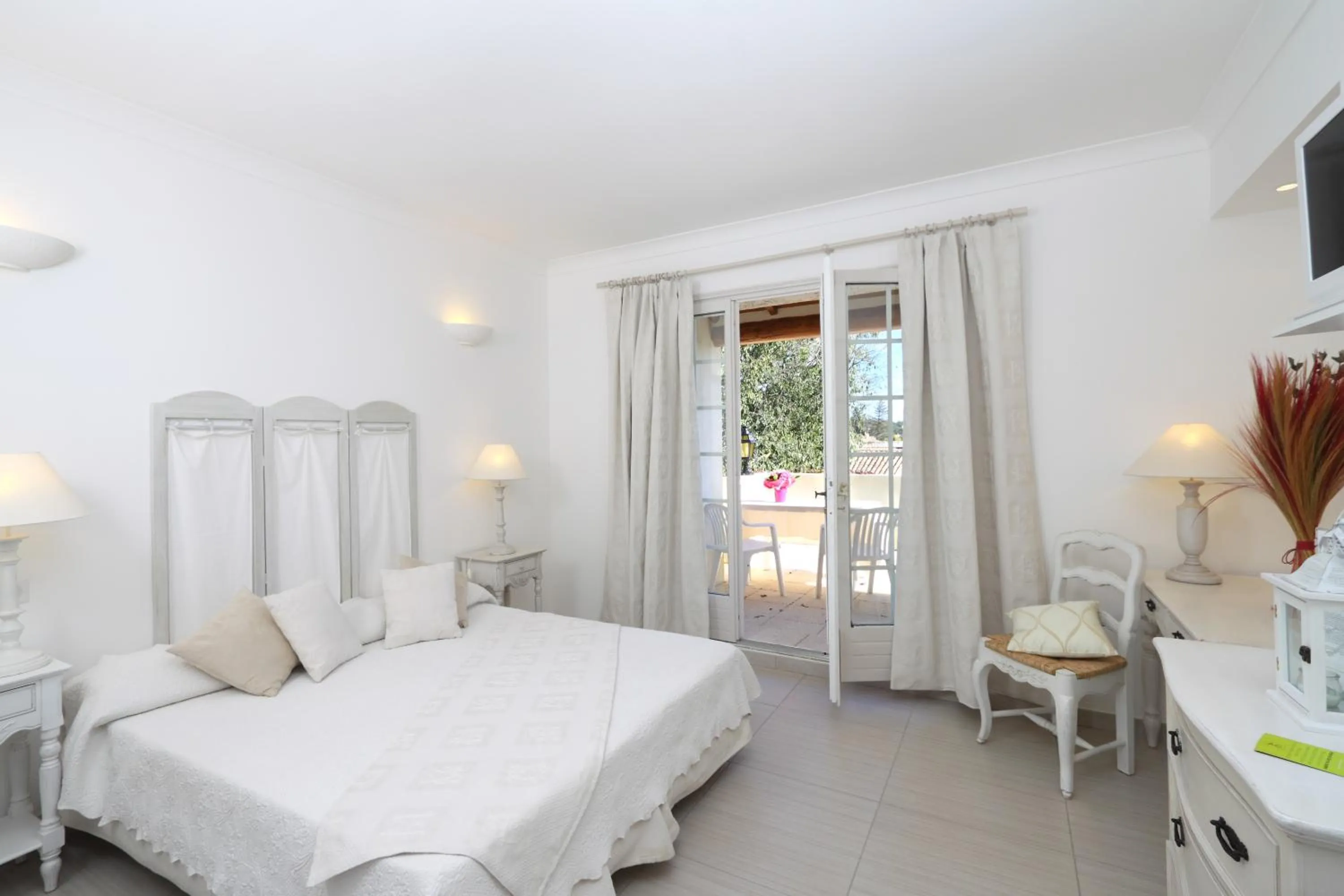 View (from property/room), Bed in L'Enclos des Lauriers Roses