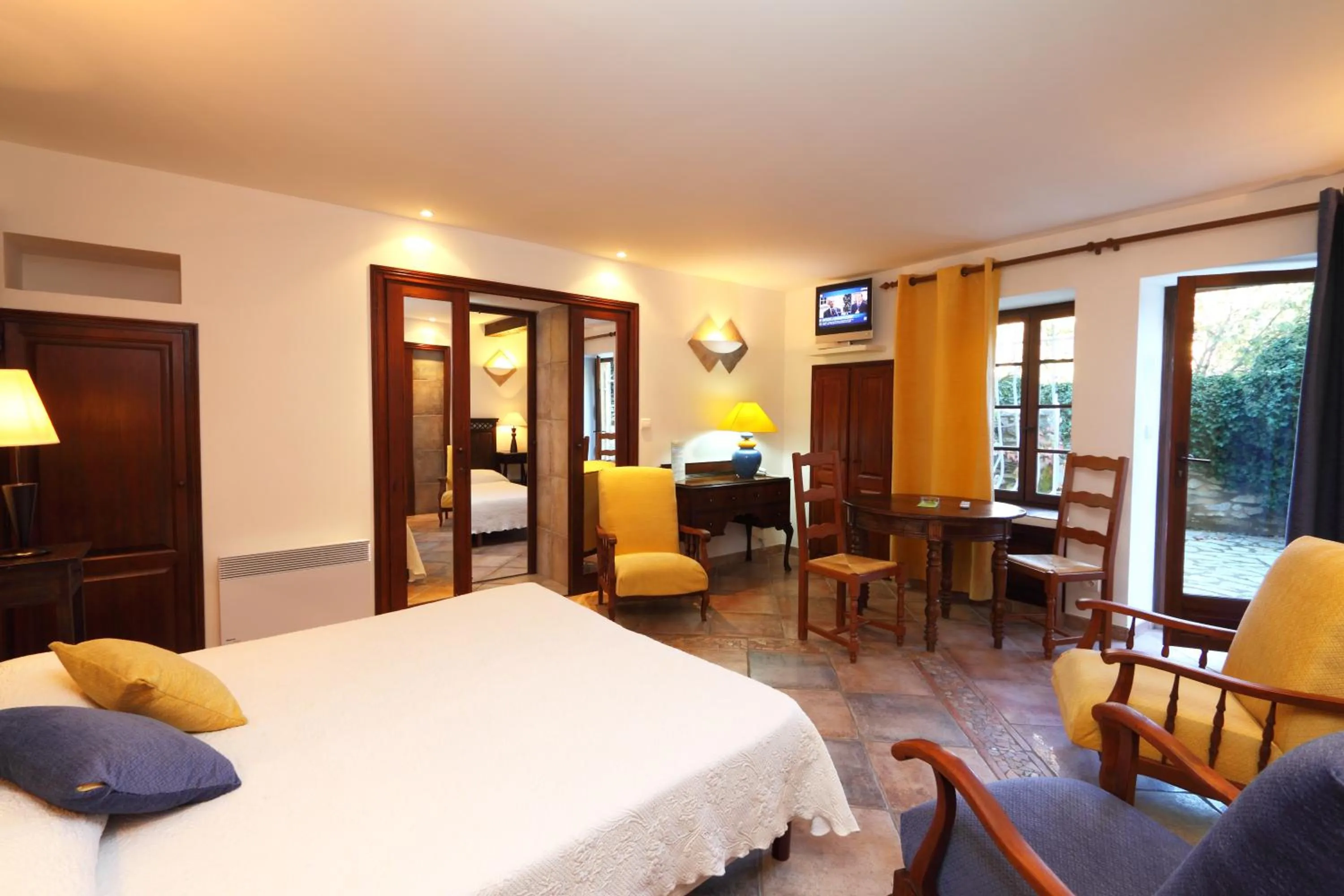 Photo of the whole room, Bed in L'Enclos des Lauriers Roses