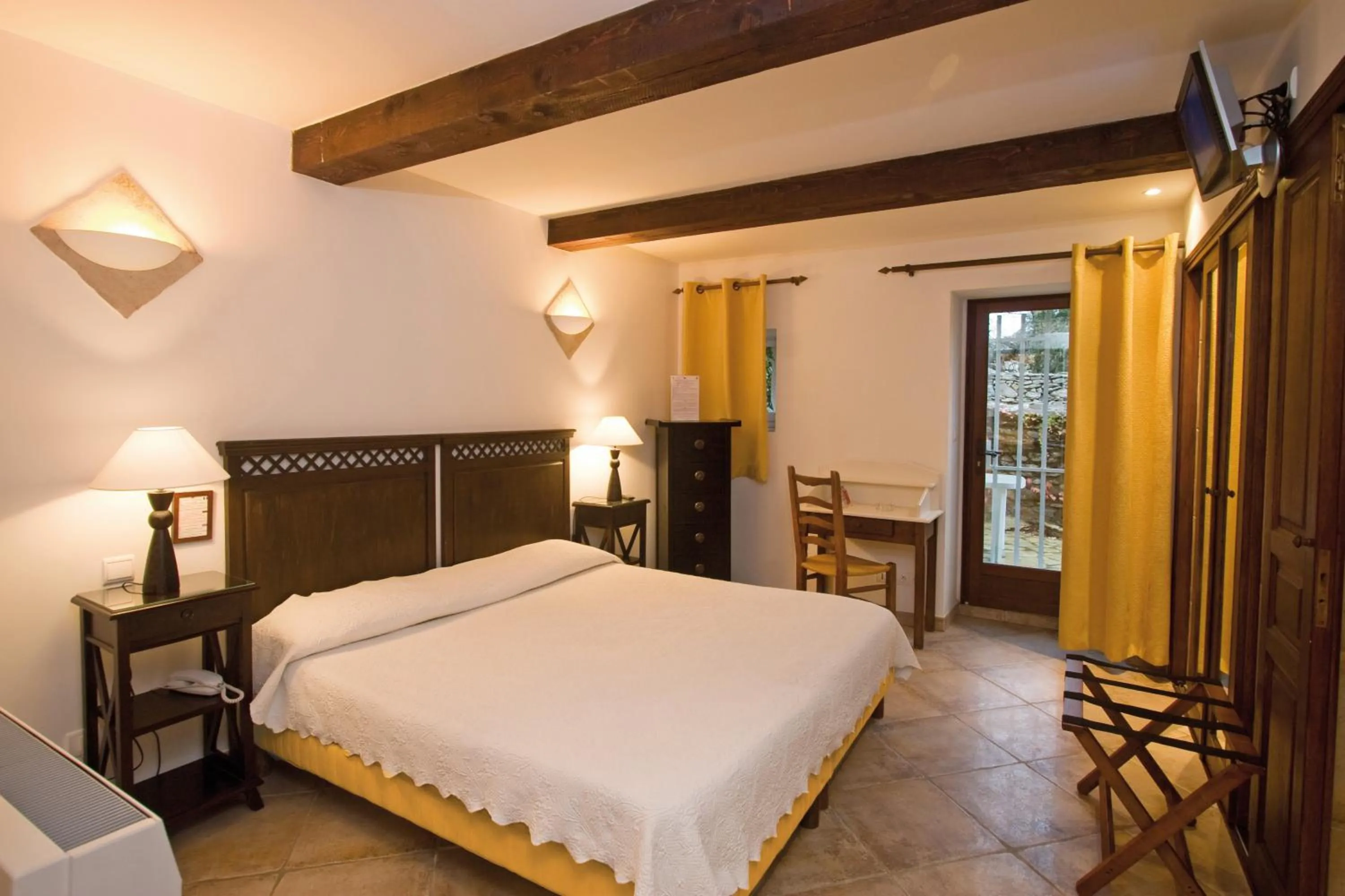Photo of the whole room, Bed in L'Enclos des Lauriers Roses