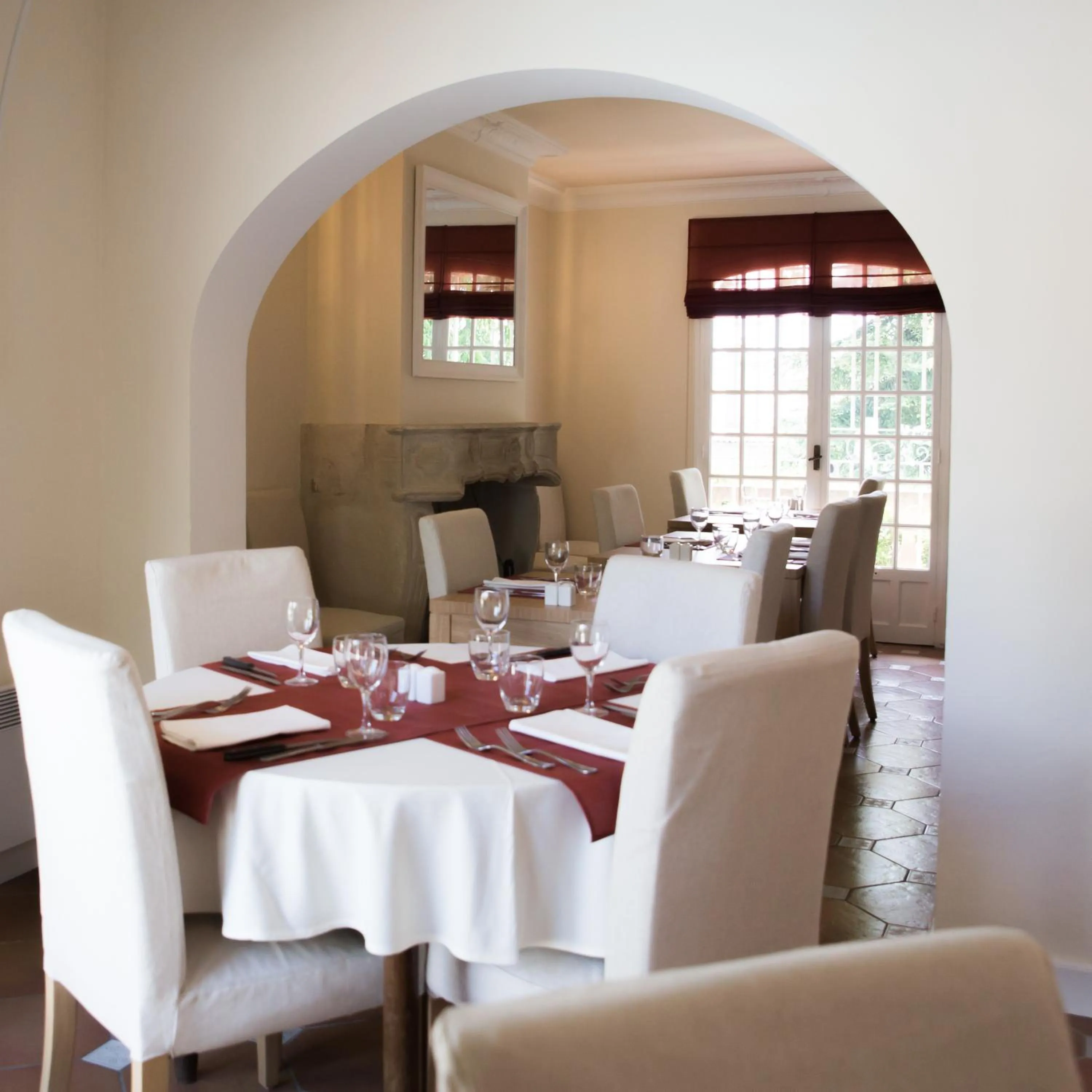 Restaurant/places to eat in L'Enclos des Lauriers Roses