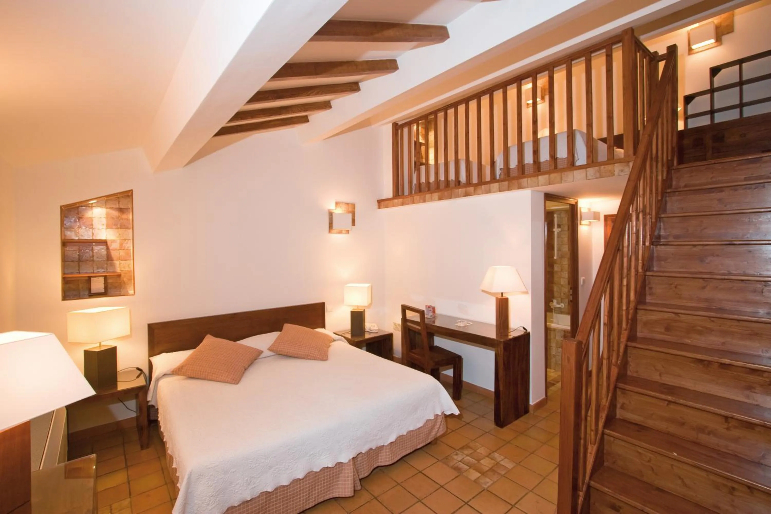 Photo of the whole room, Bed in L'Enclos des Lauriers Roses
