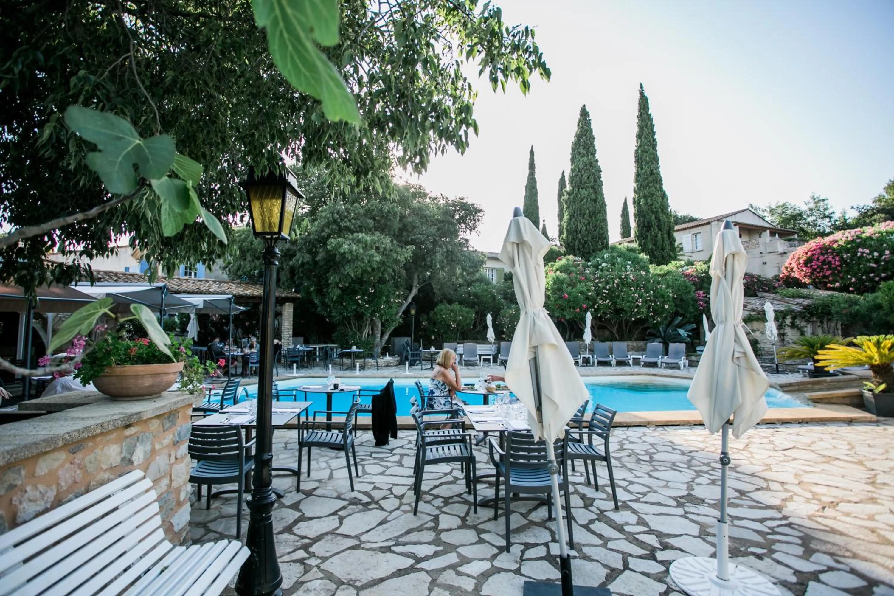 Restaurant/places to eat in L'Enclos des Lauriers Roses