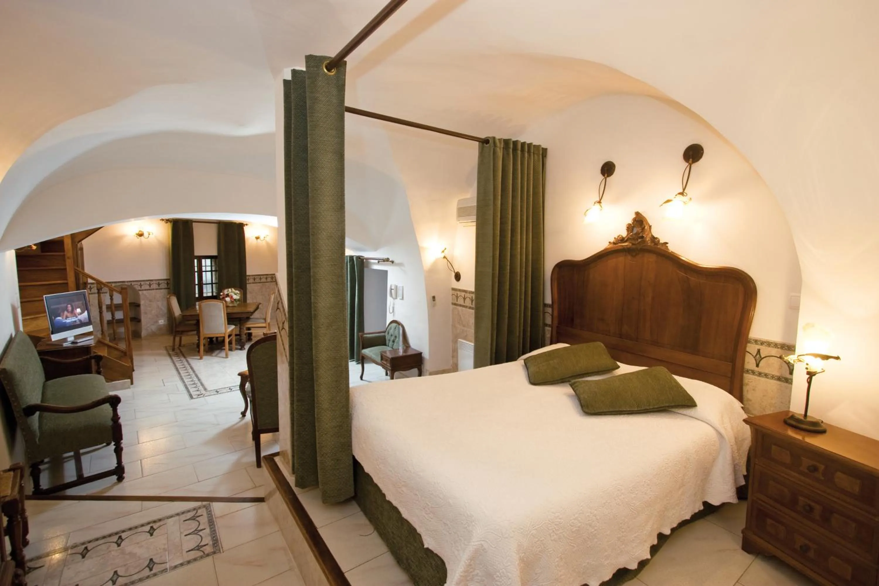 Photo of the whole room, Bed in L'Enclos des Lauriers Roses