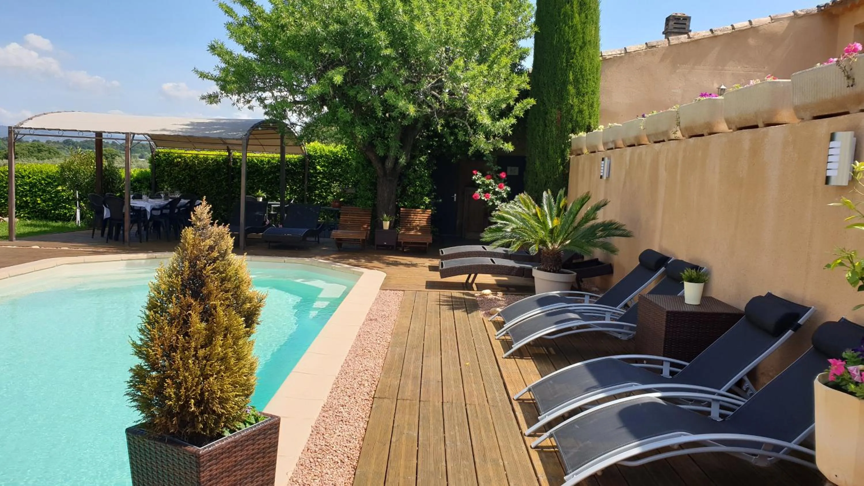Swimming pool in Le Jardin d'Ivana