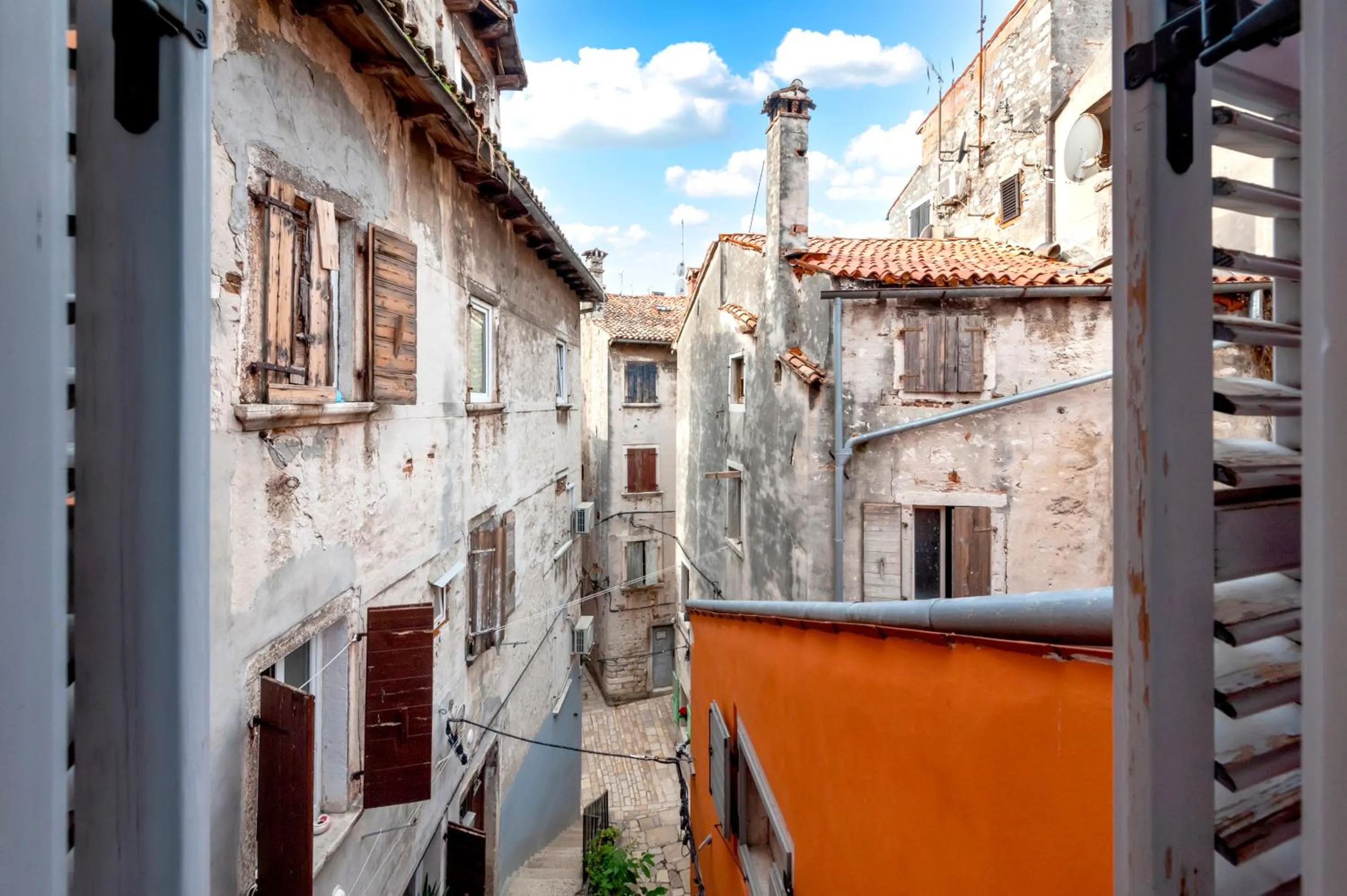 Property building in Noemi's rooms