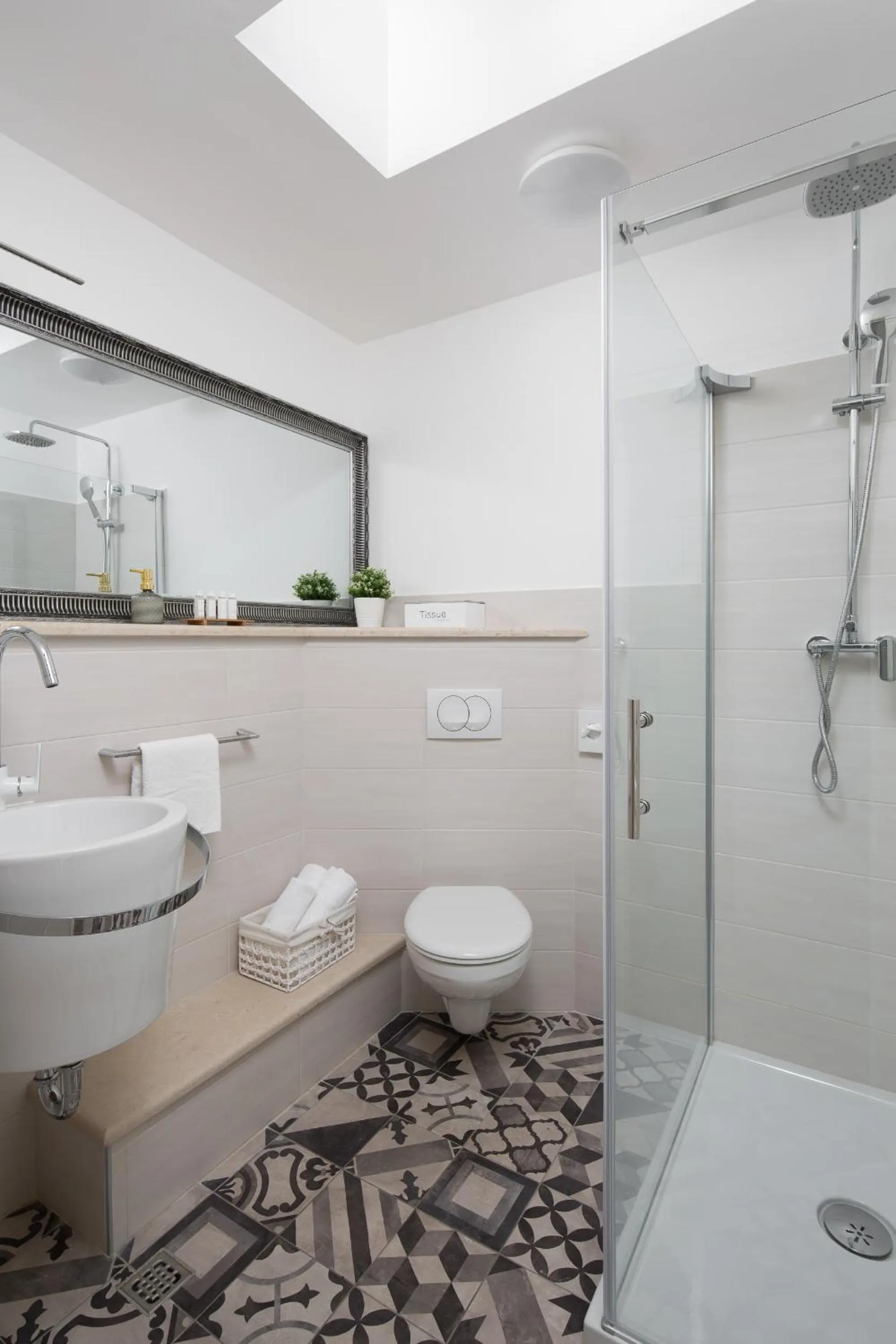 Shower in Noemi's rooms