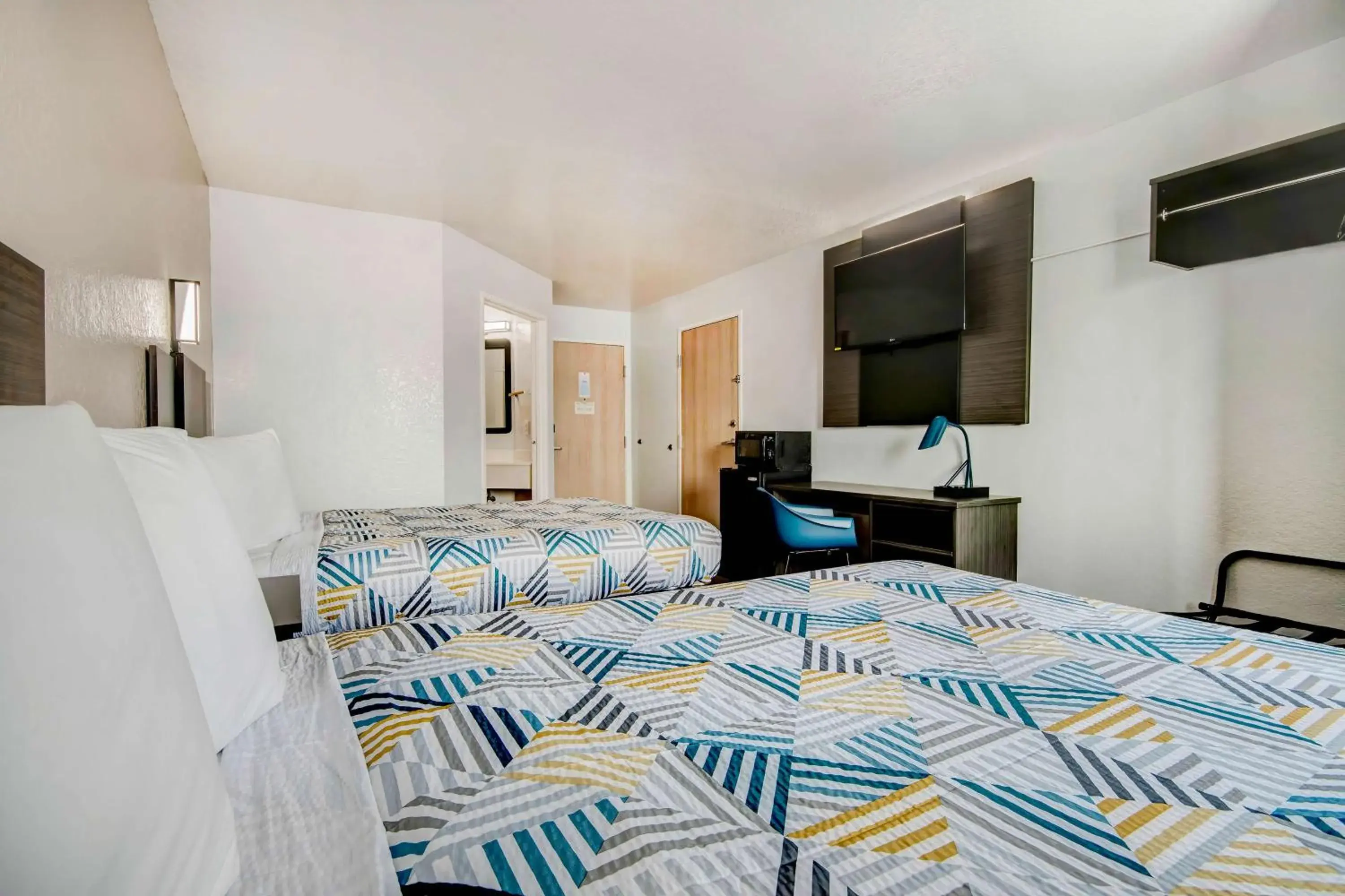 Deluxe Queen Room with Two Queen Beds - Non-Smoking in Motel 6-San Antonio, TX - Sea World North Deluxe Queen Room with Two Queen Beds - Non-Smoking in Motel 6-San Antonio, TX - Sea World North